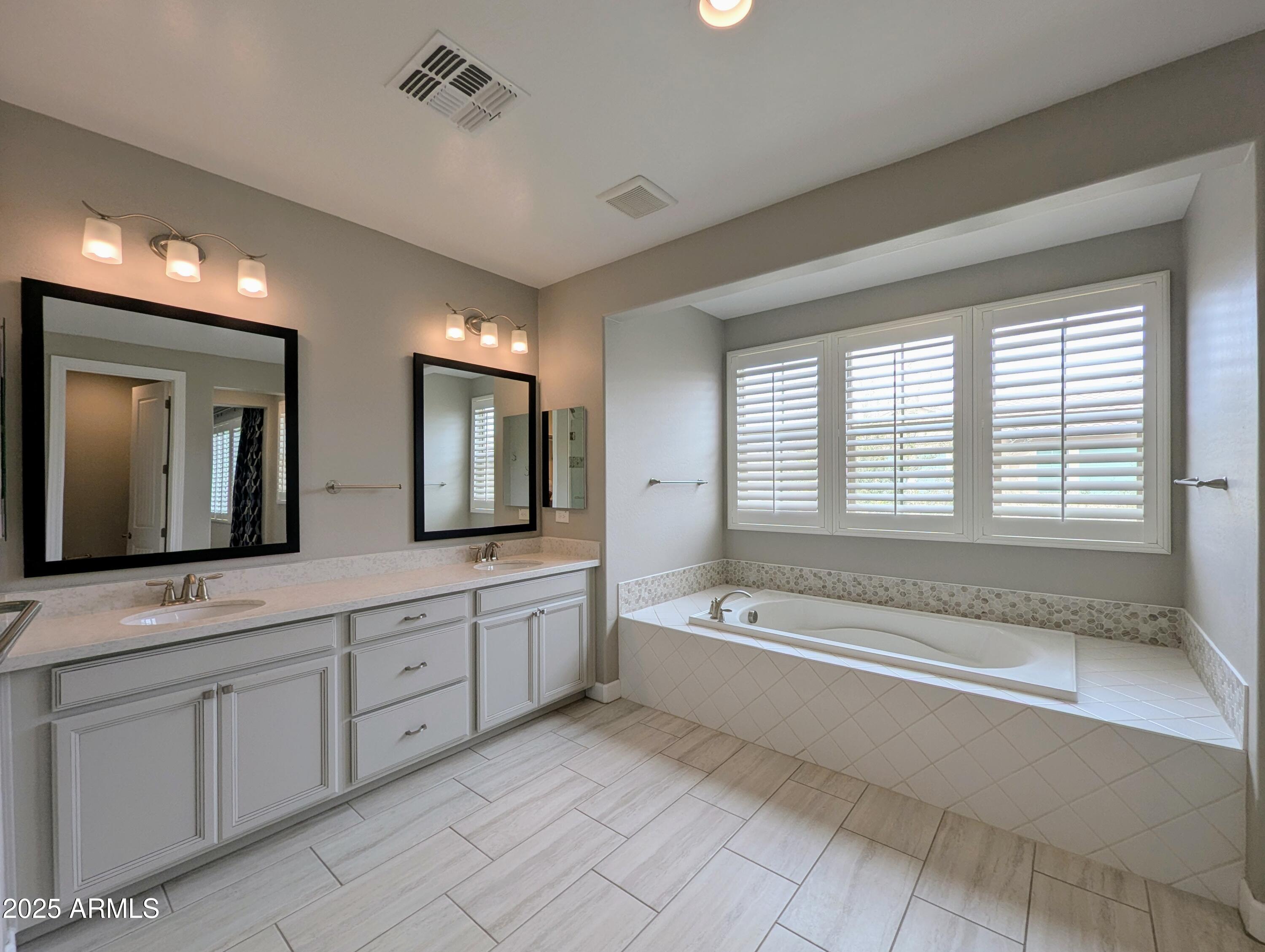 932 W YOSEMITE Drive