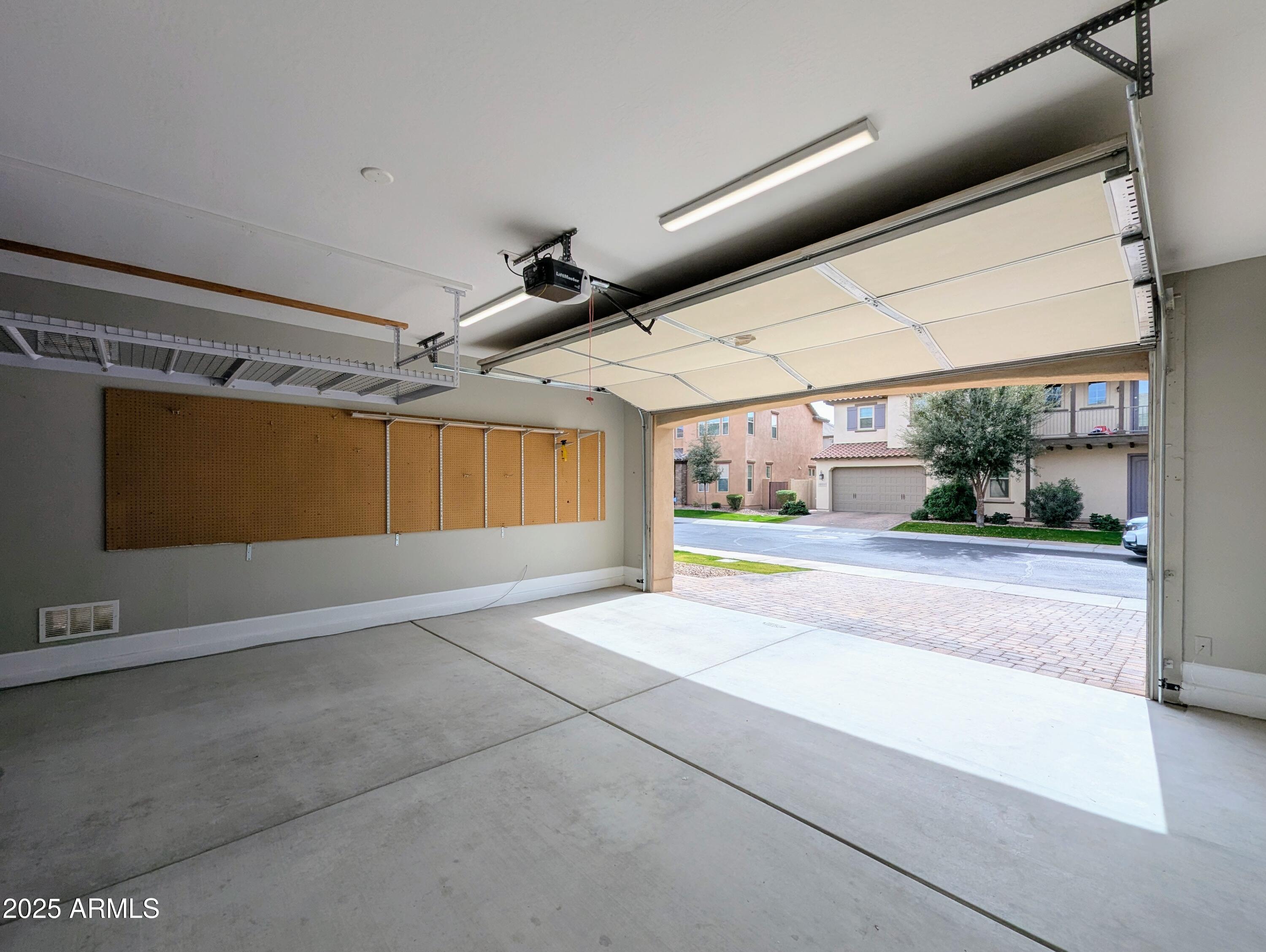 932 W YOSEMITE Drive