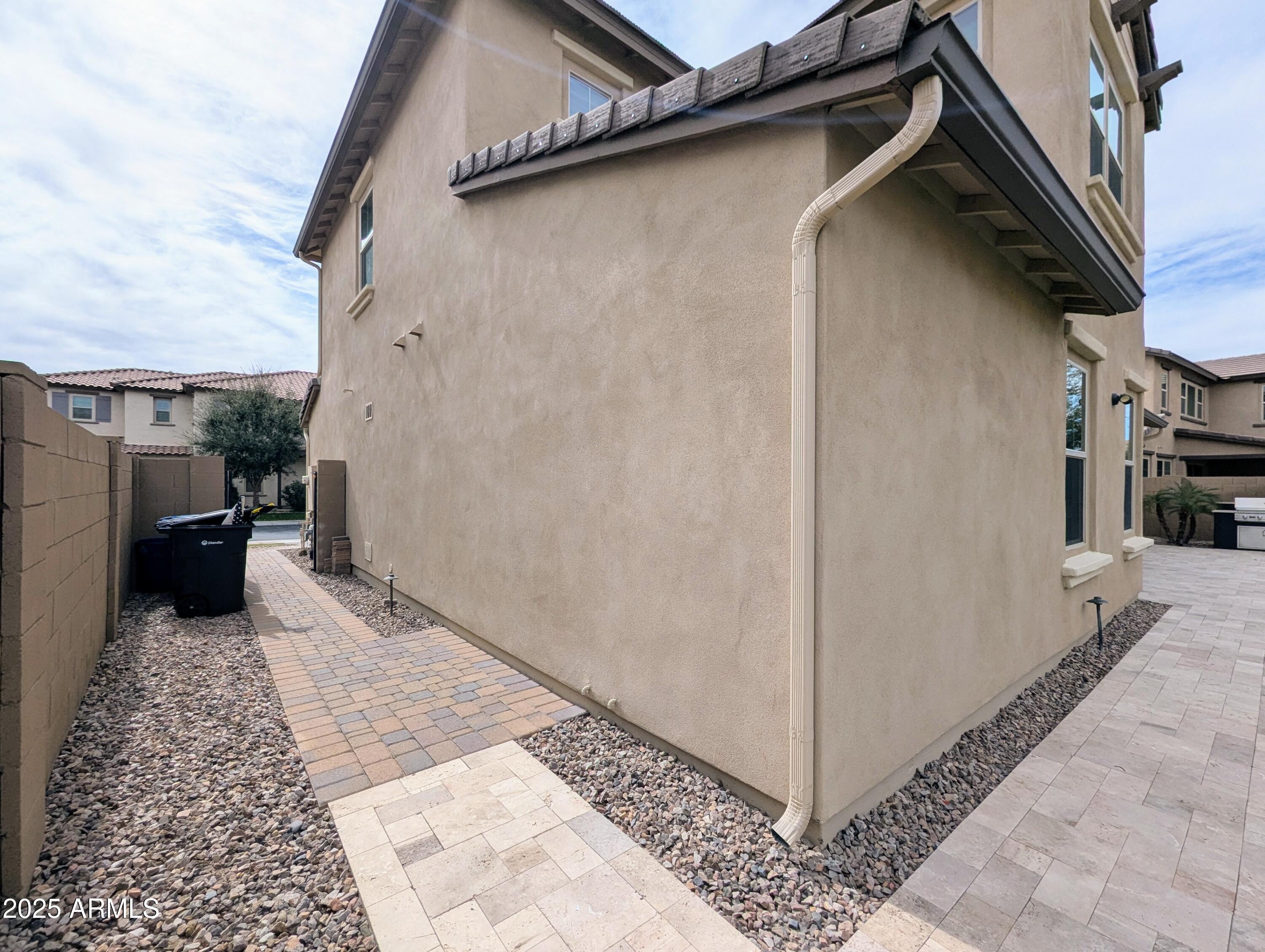 932 W YOSEMITE Drive