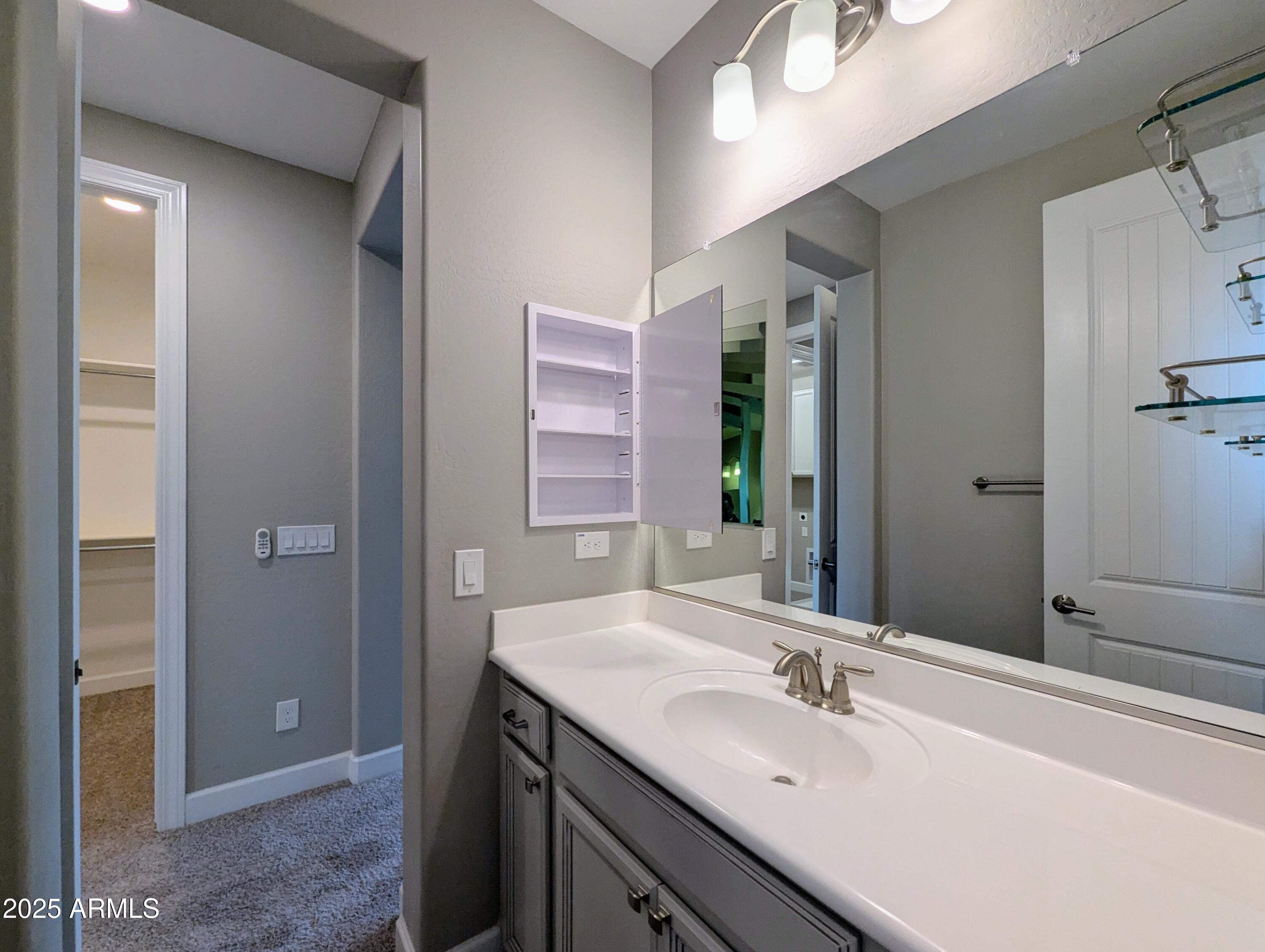 932 W YOSEMITE Drive