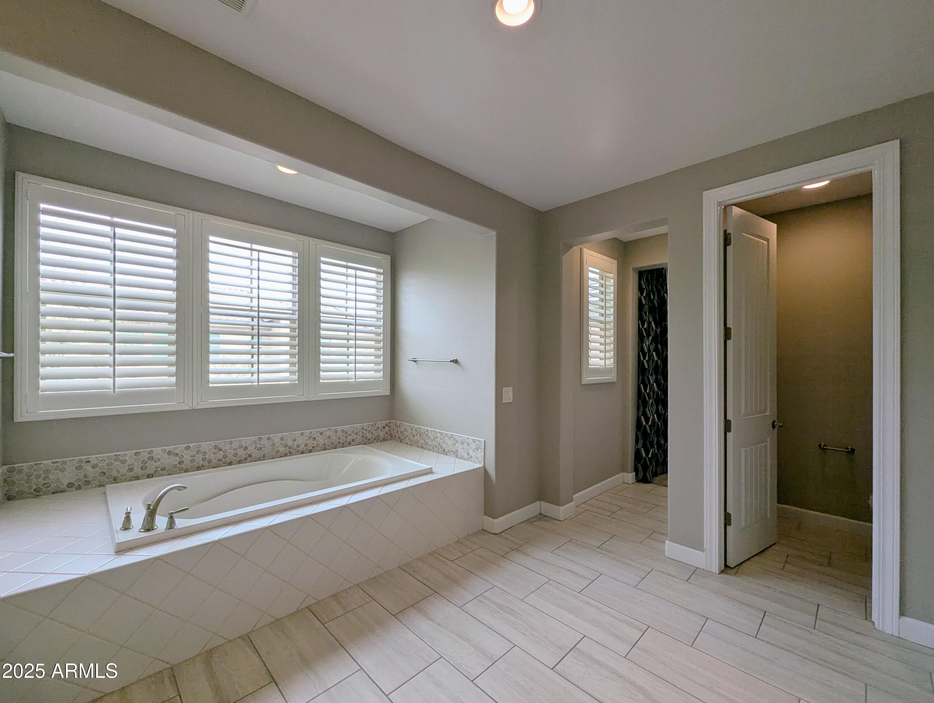 932 W YOSEMITE Drive