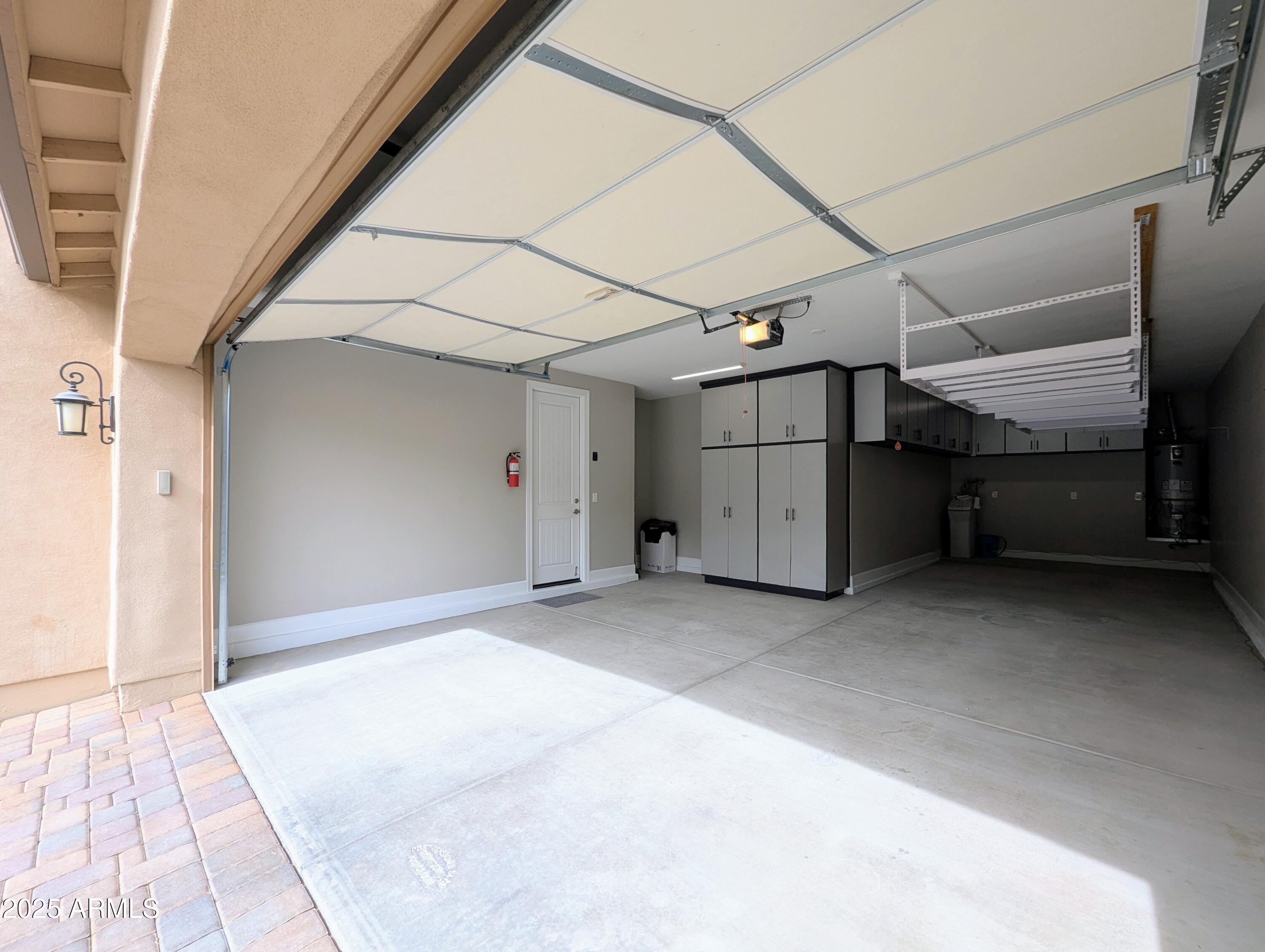 932 W YOSEMITE Drive