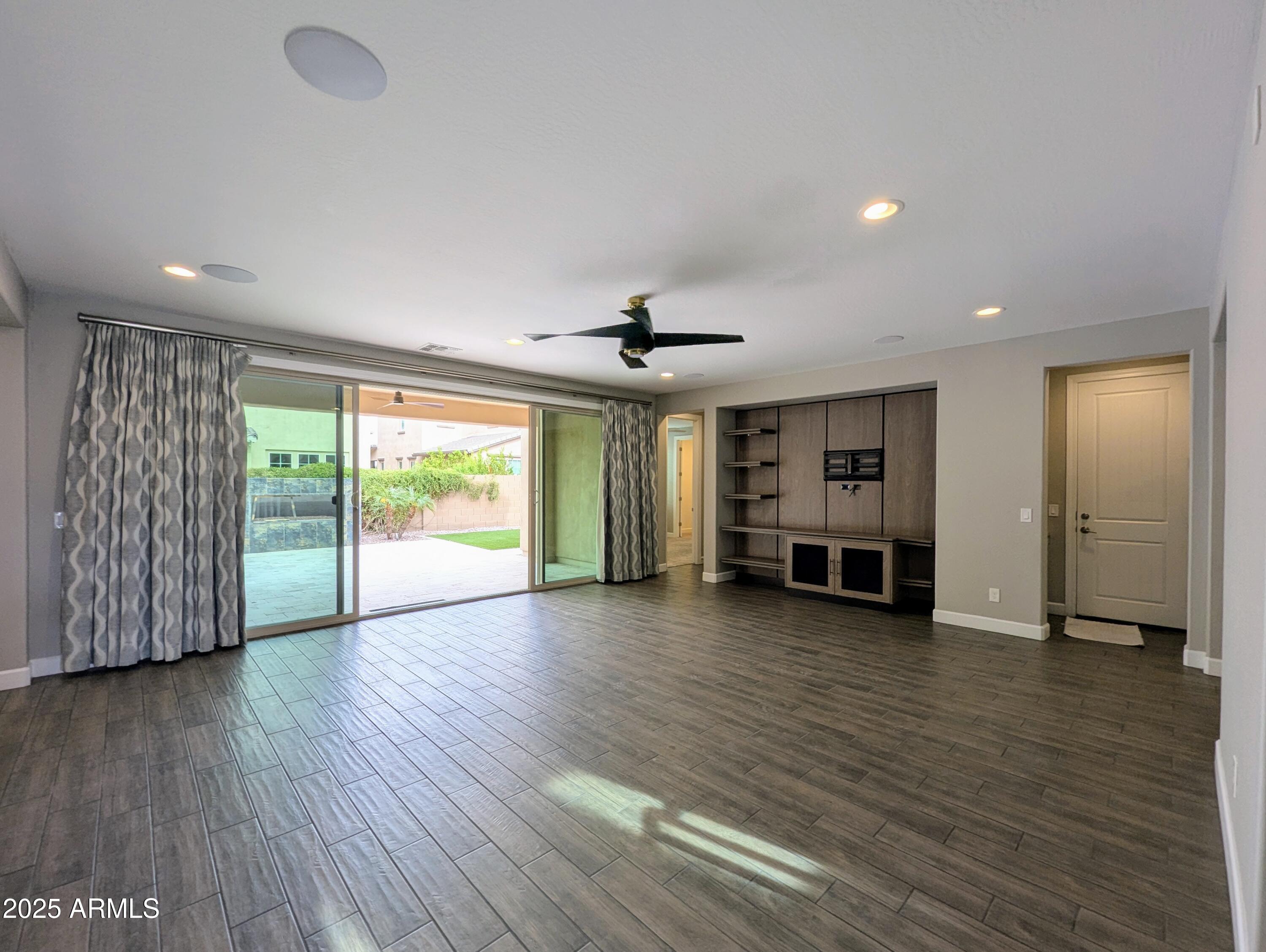 932 W YOSEMITE Drive