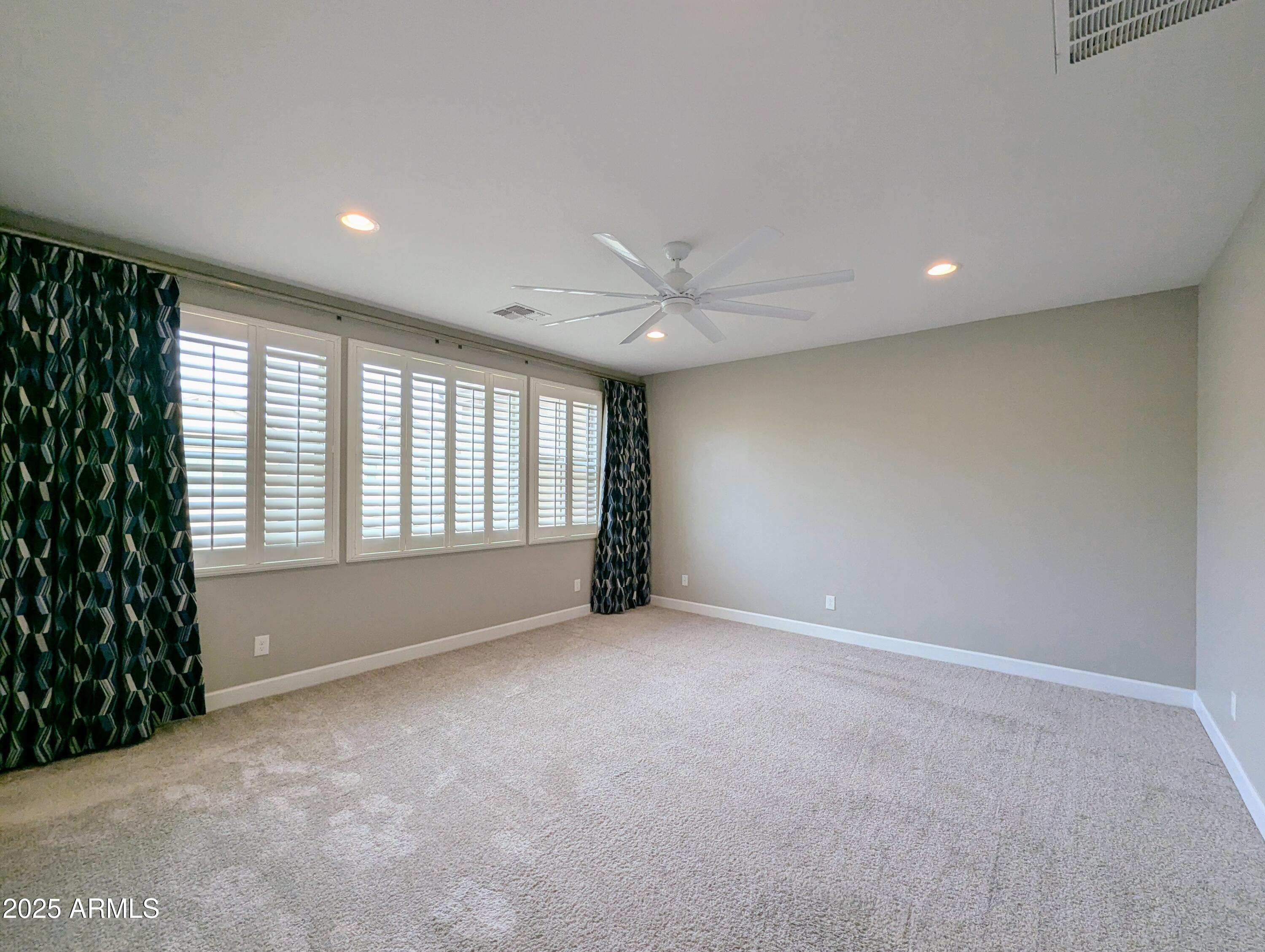 932 W YOSEMITE Drive