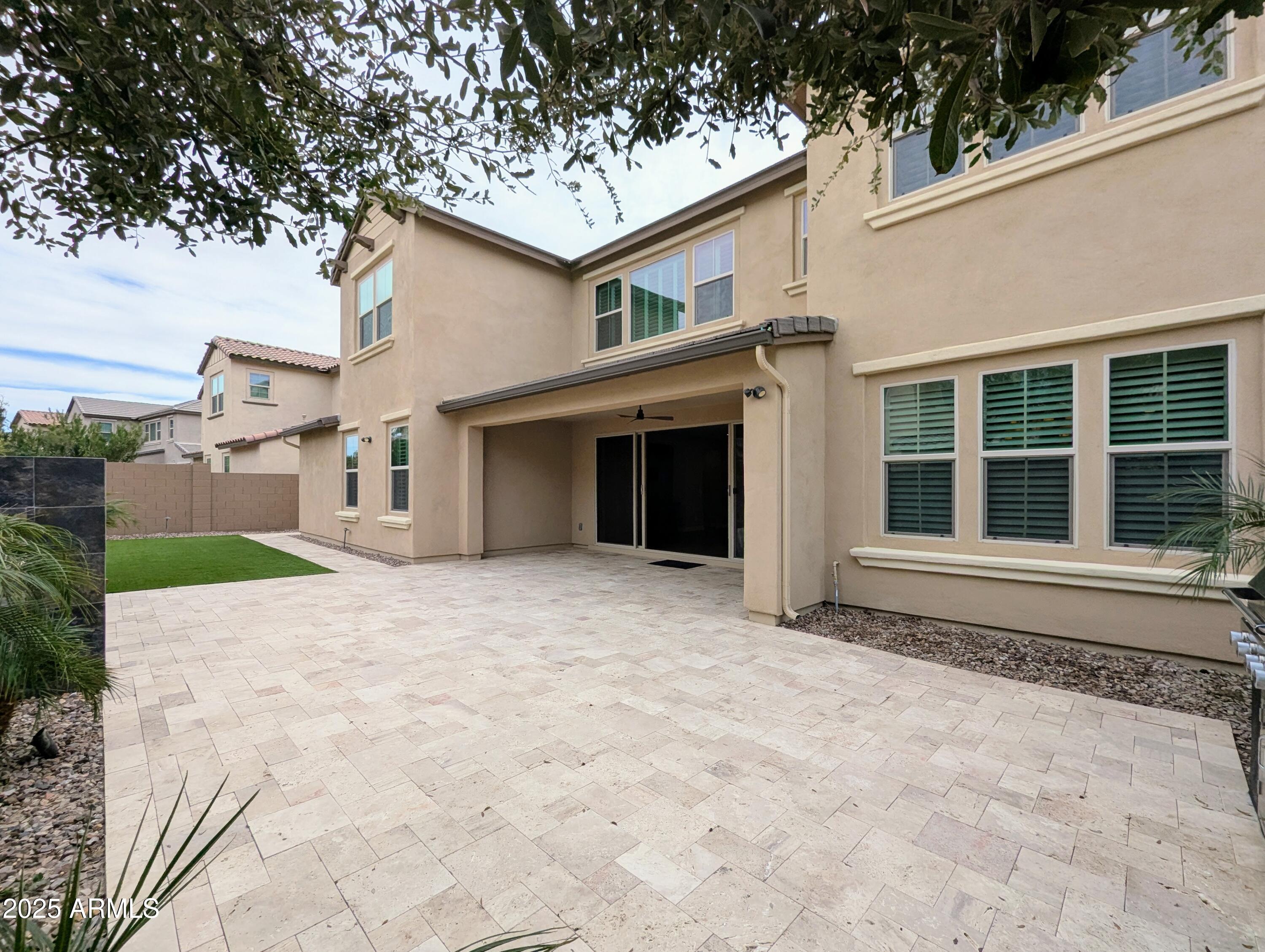 932 W YOSEMITE Drive