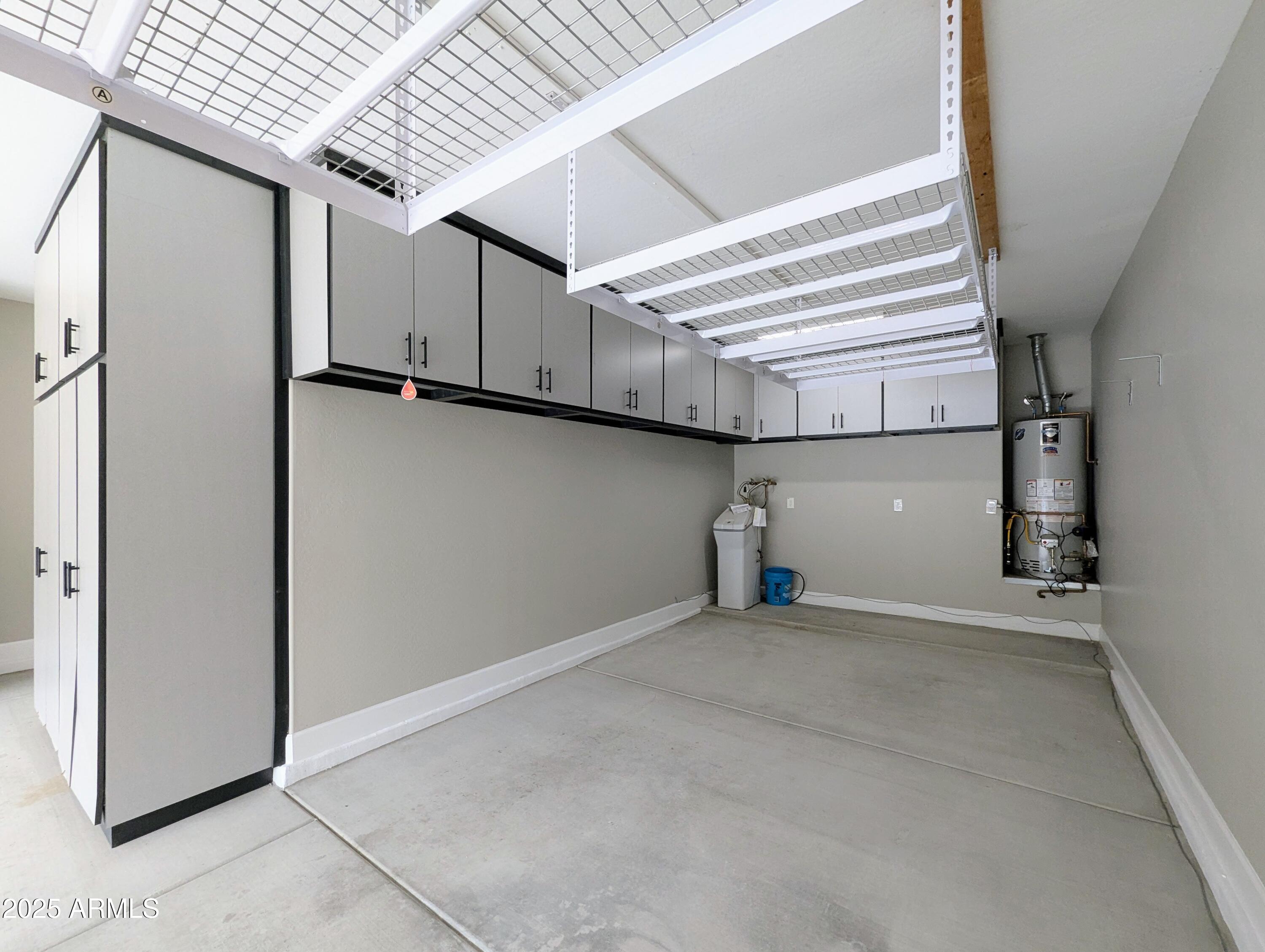 932 W YOSEMITE Drive