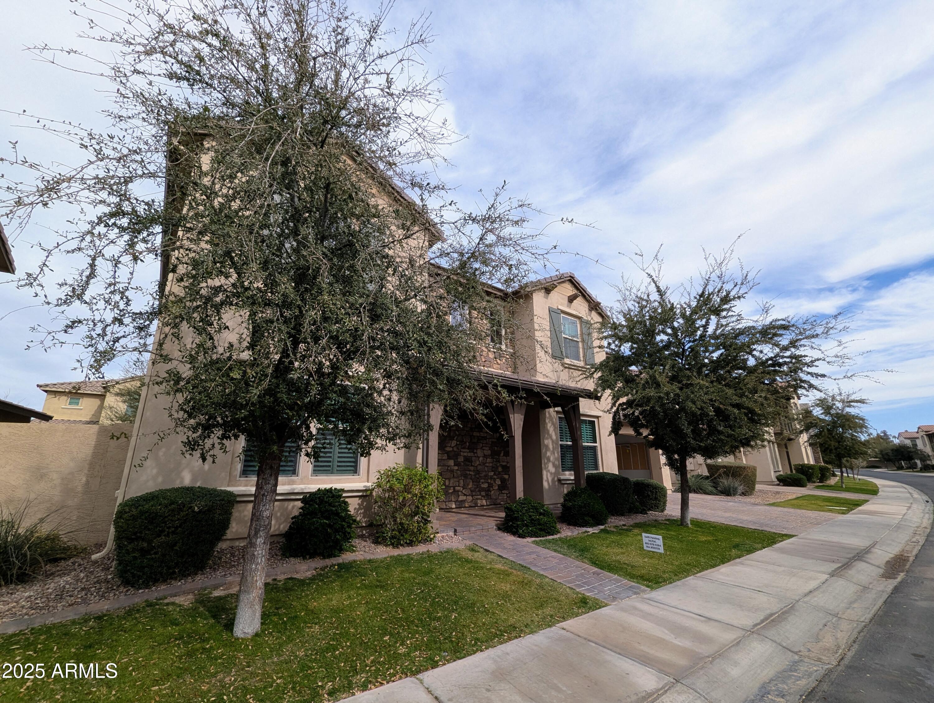 932 W YOSEMITE Drive