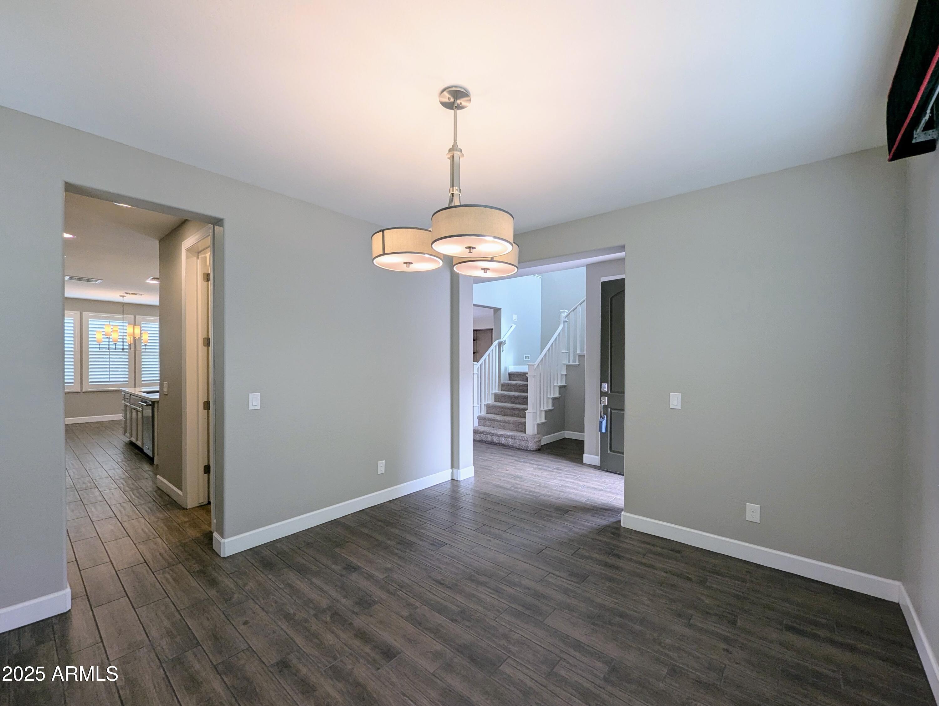 932 W YOSEMITE Drive