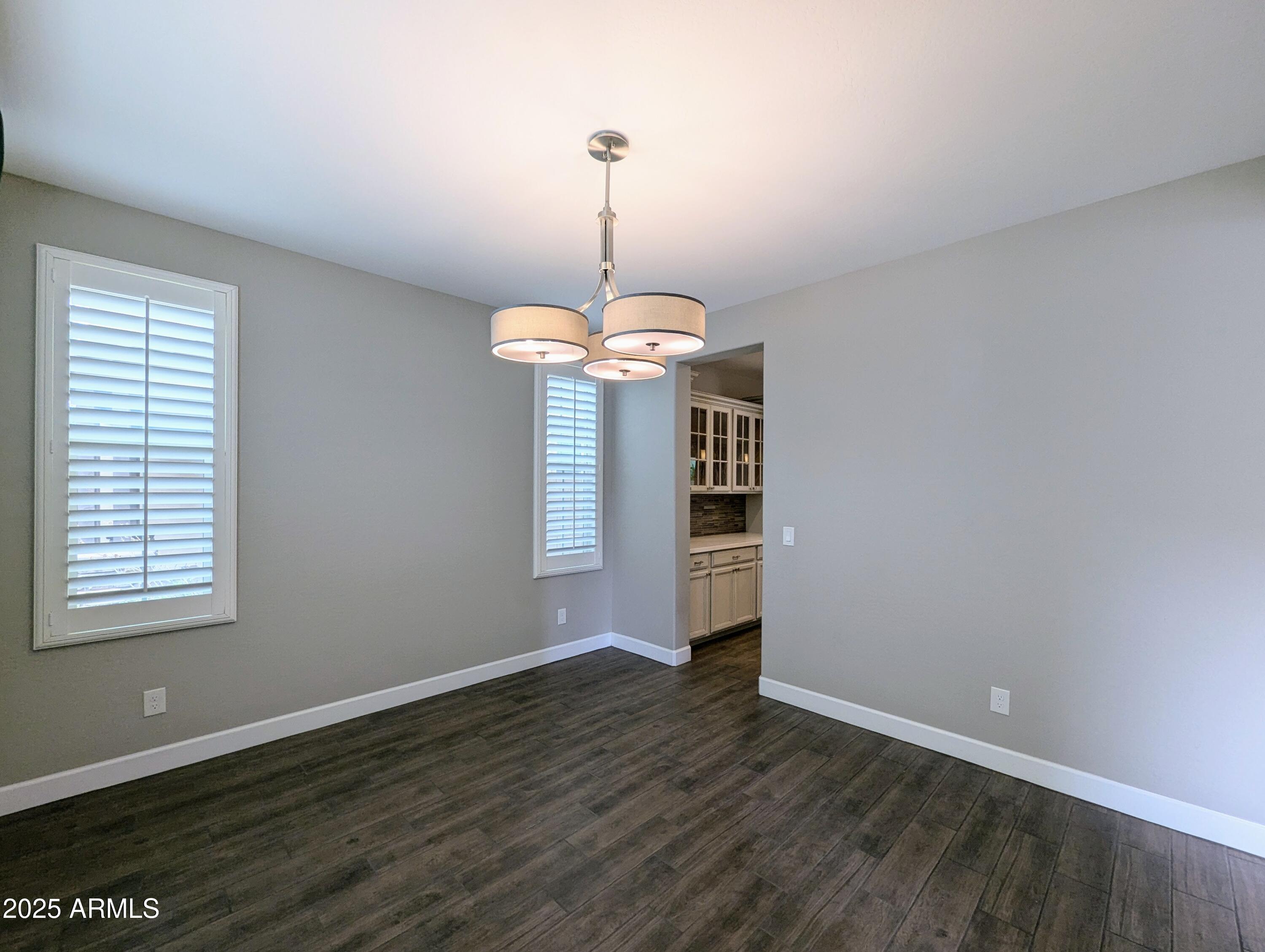 932 W YOSEMITE Drive