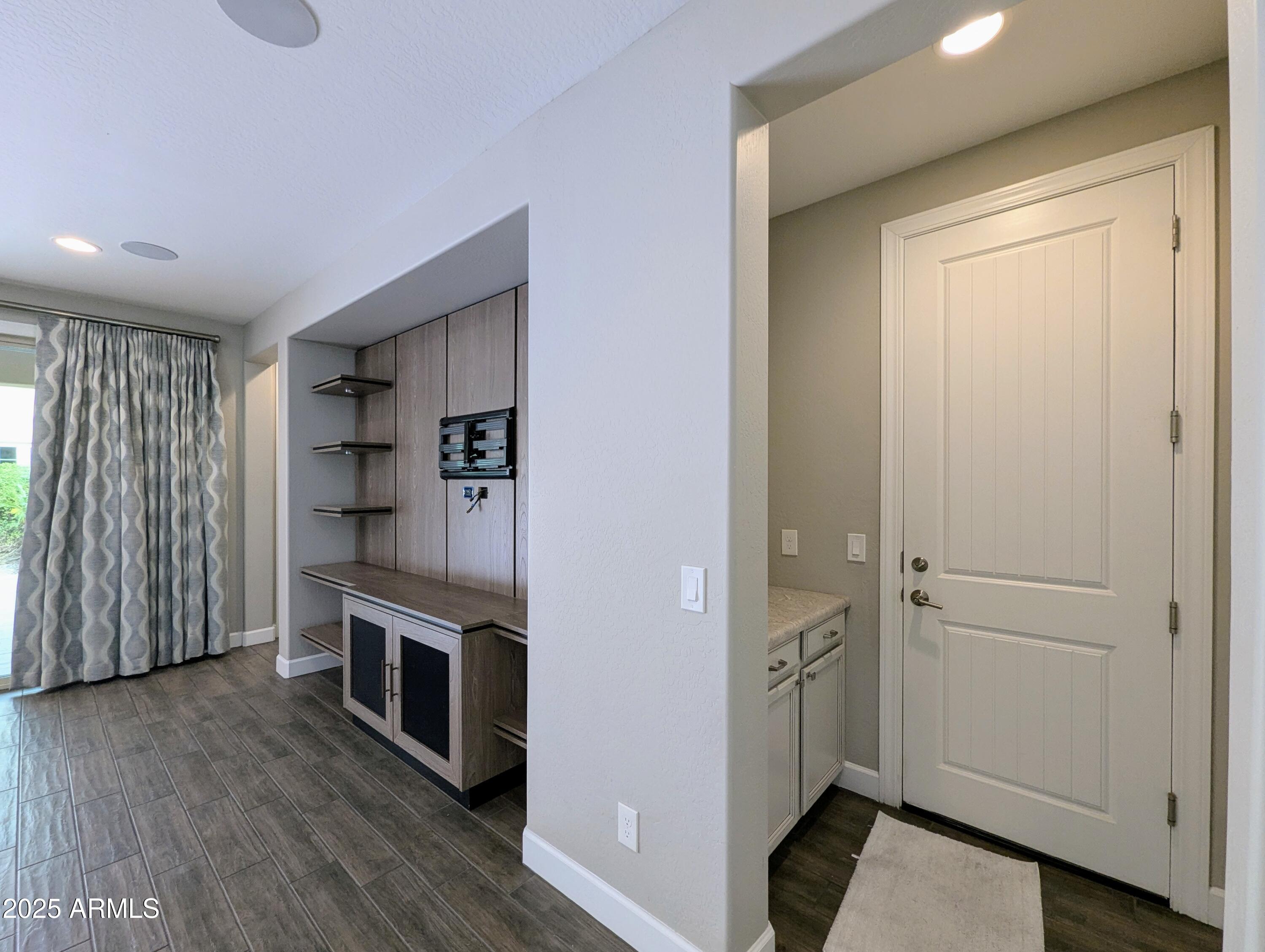 932 W YOSEMITE Drive