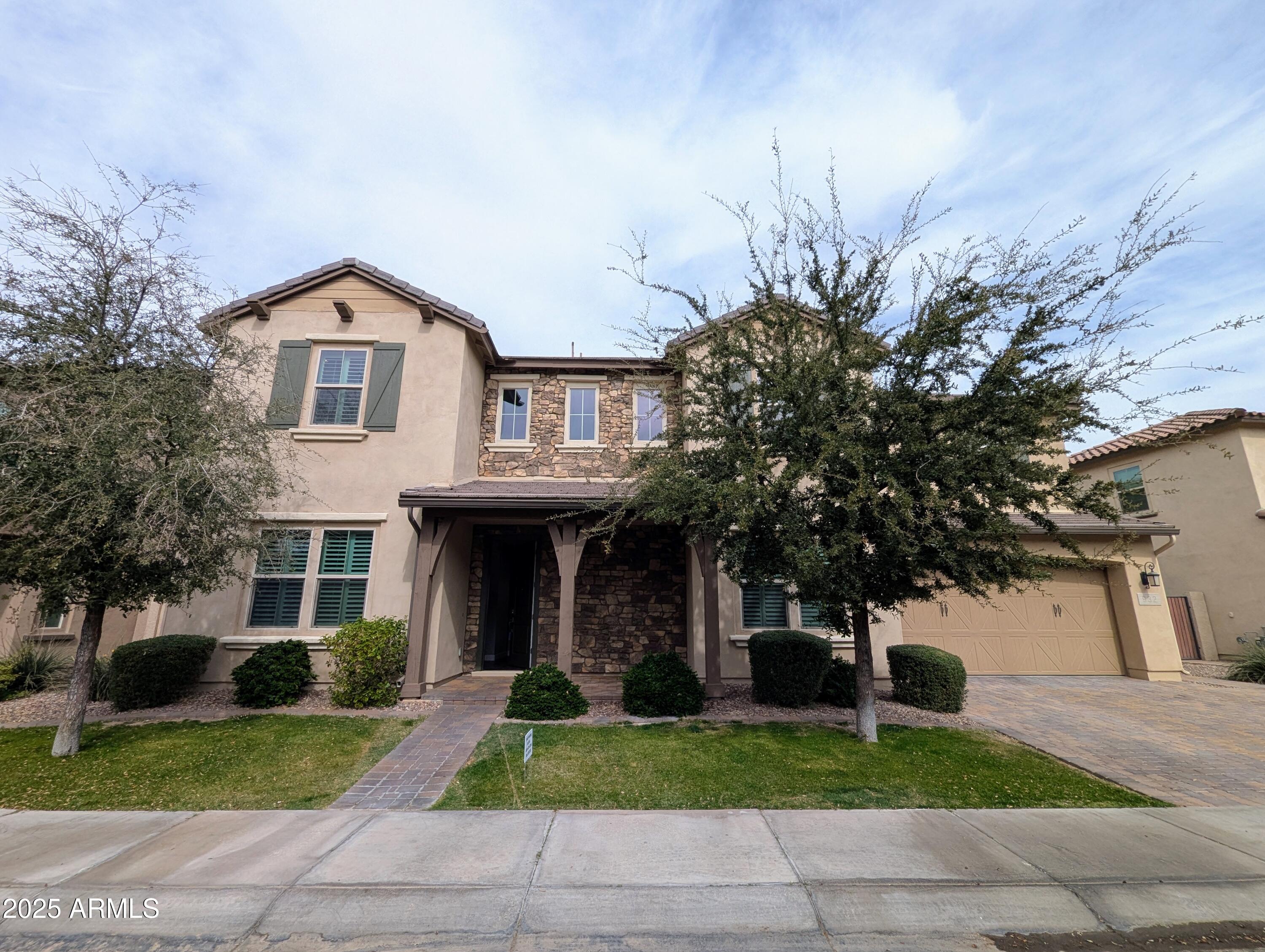 932 W YOSEMITE Drive