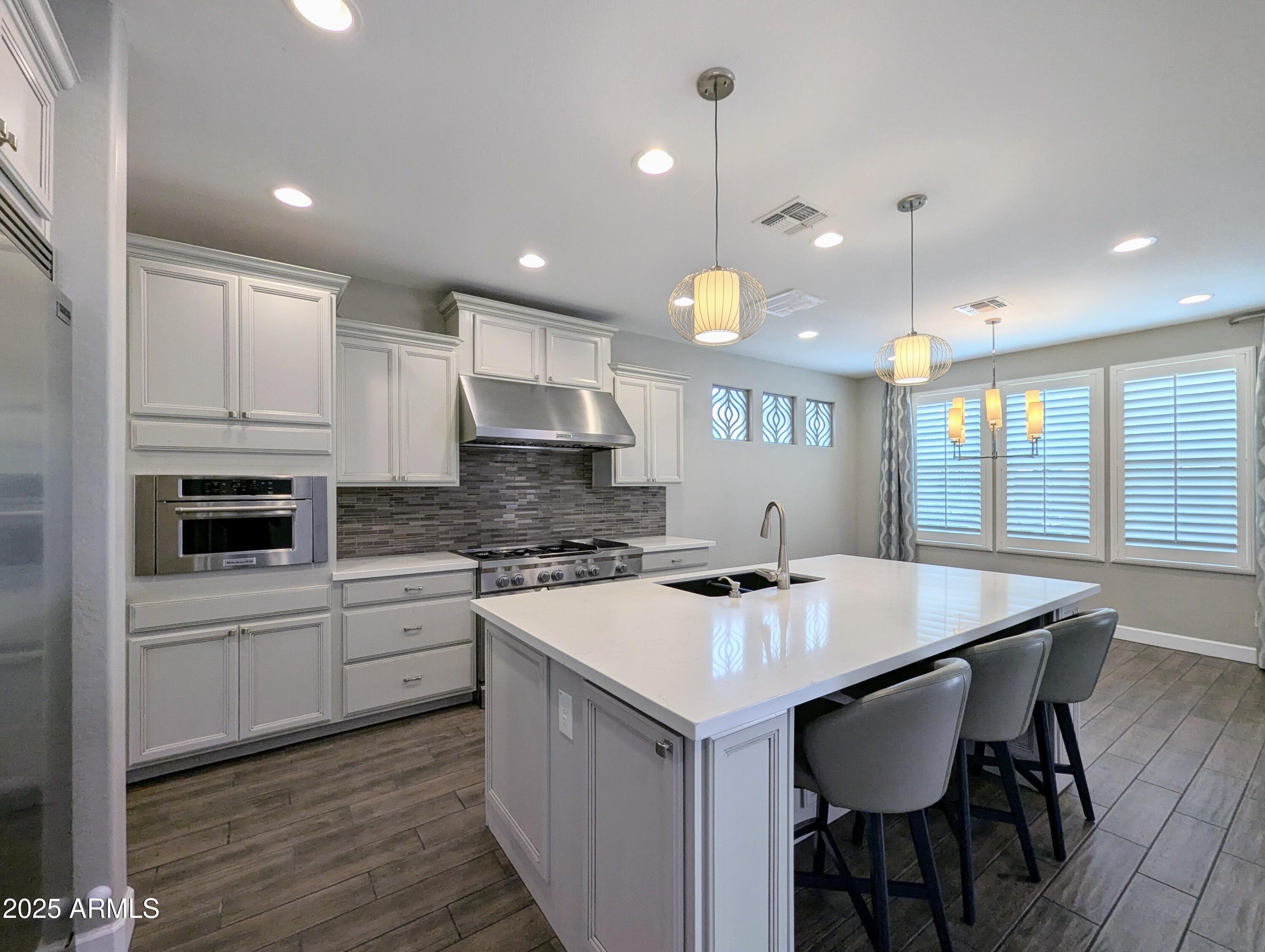 932 W YOSEMITE Drive