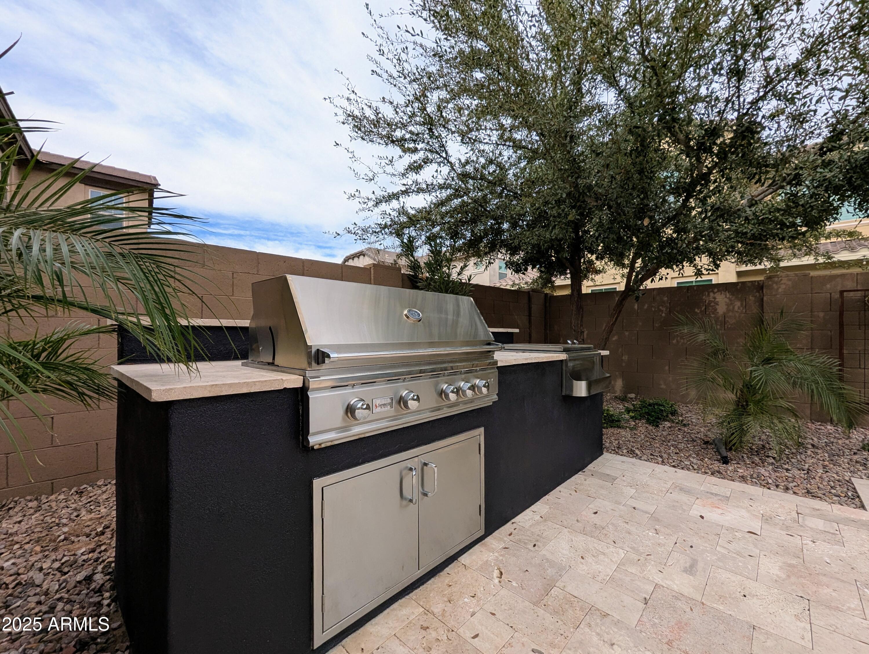 932 W YOSEMITE Drive