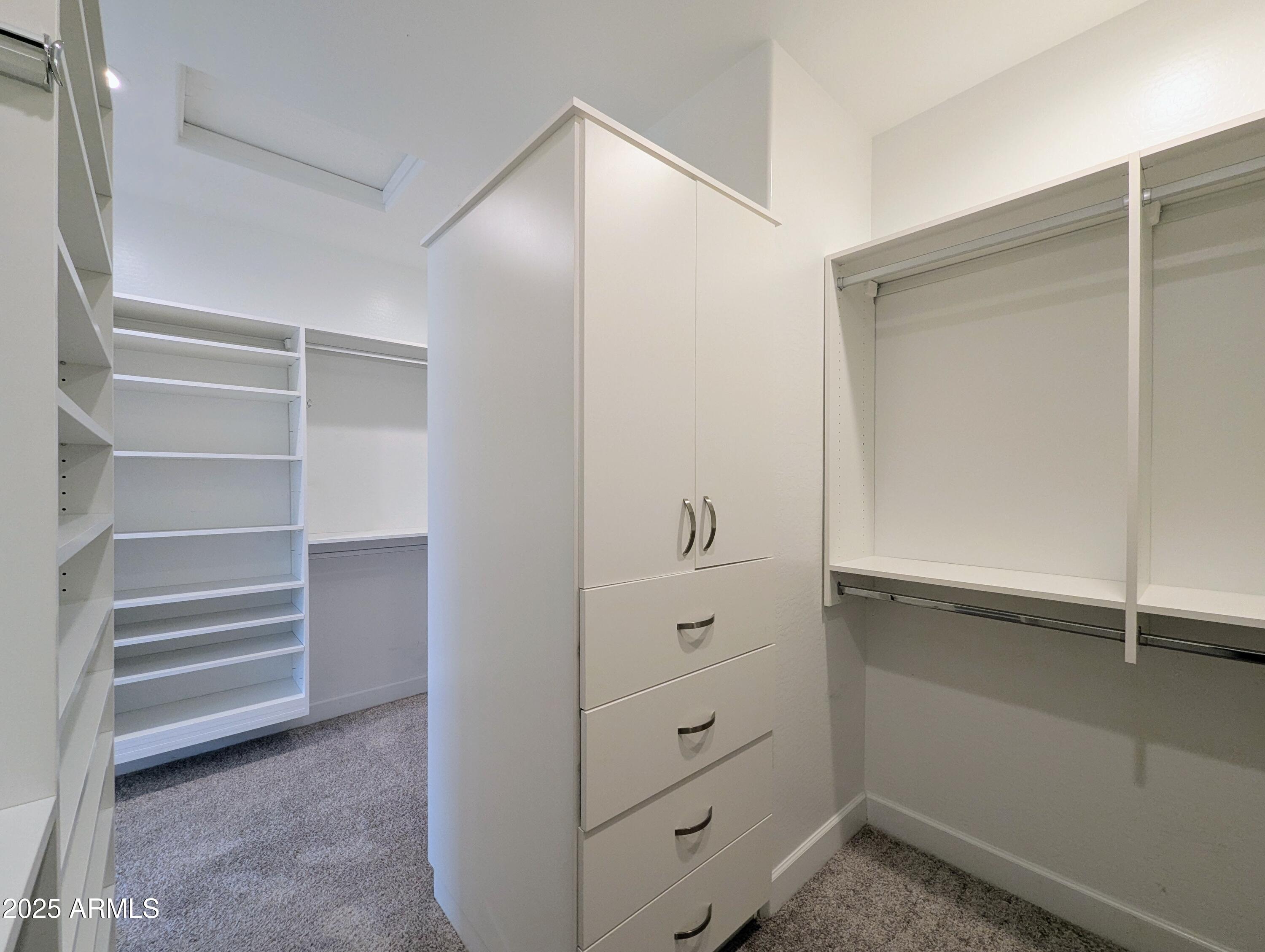 932 W YOSEMITE Drive