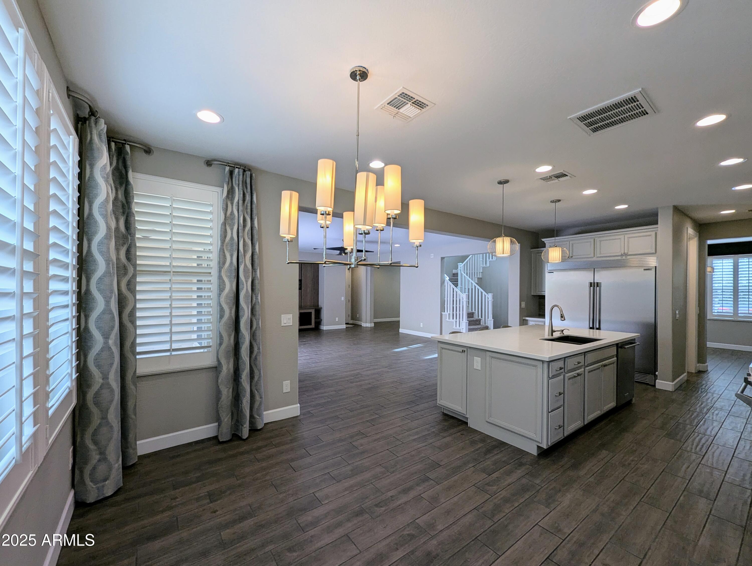 932 W YOSEMITE Drive