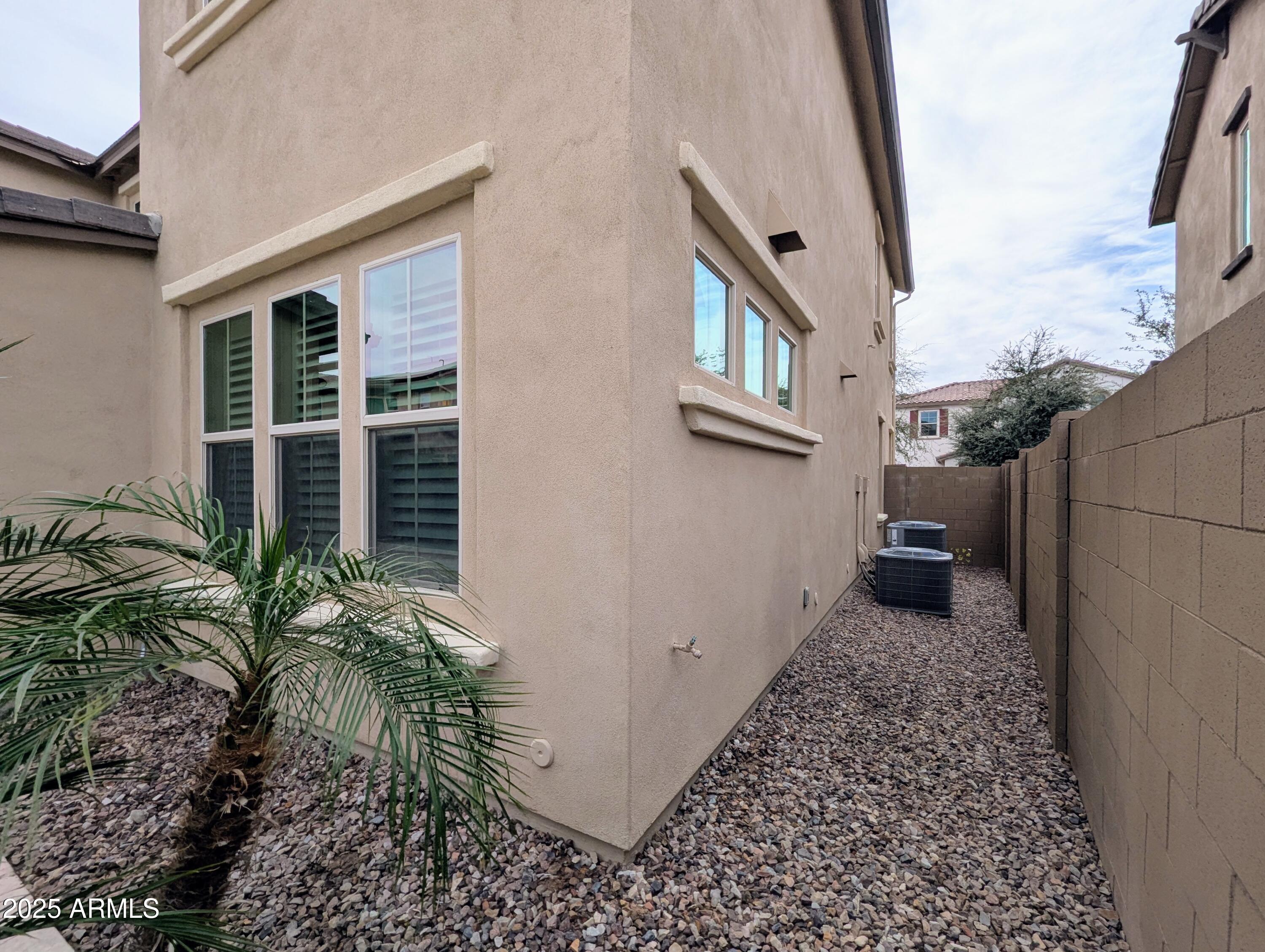 932 W YOSEMITE Drive