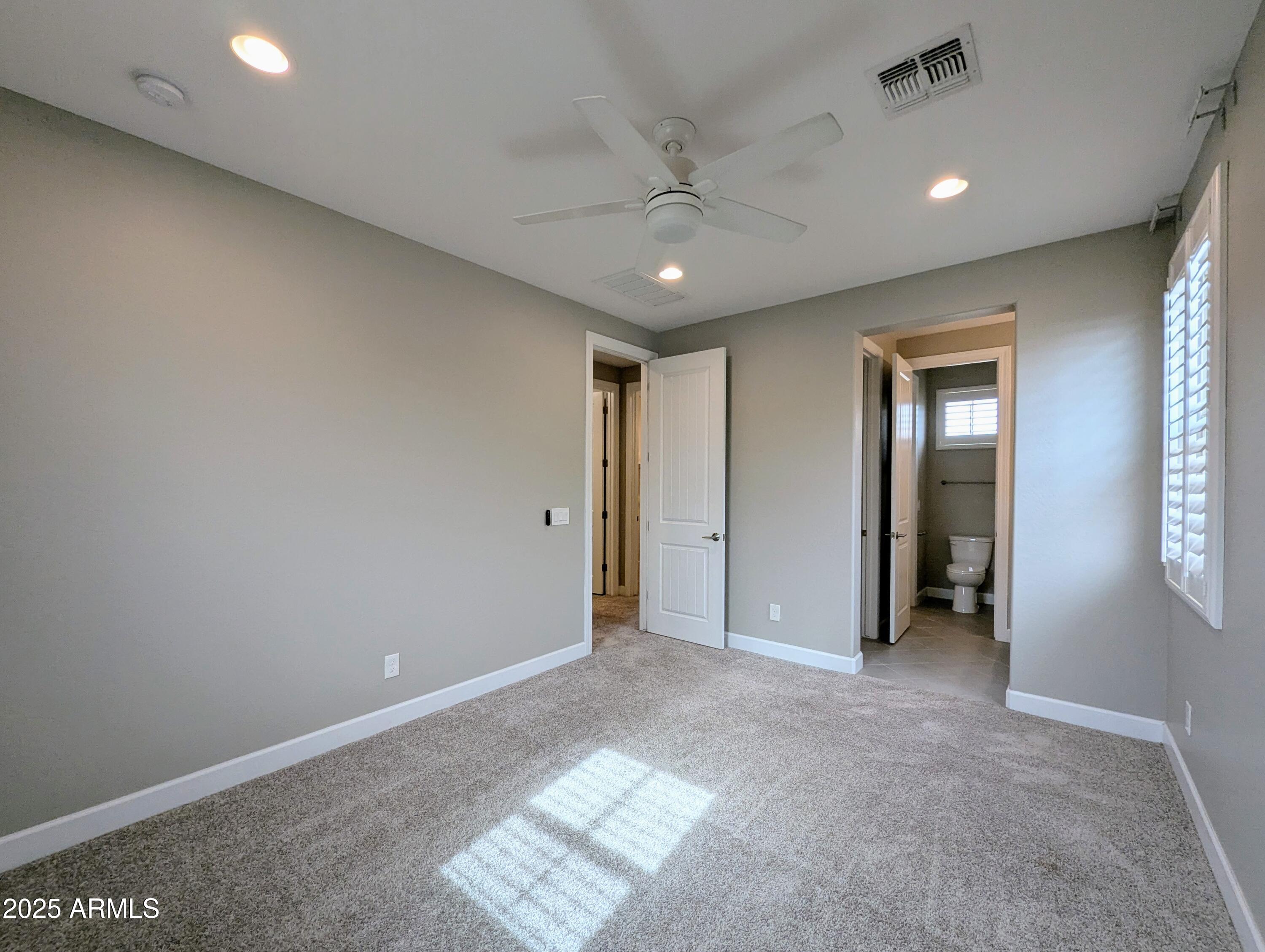 932 W YOSEMITE Drive