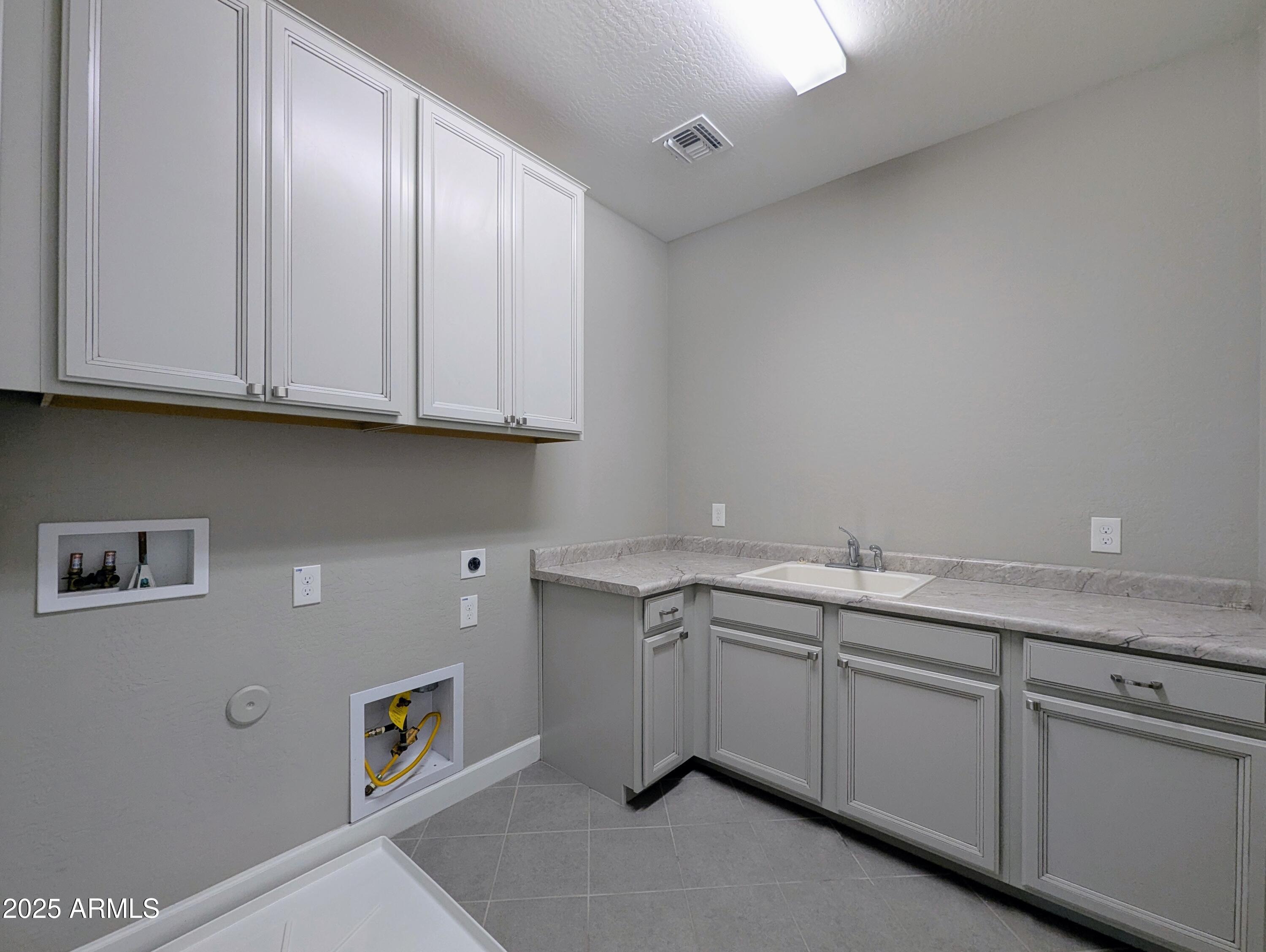 932 W YOSEMITE Drive