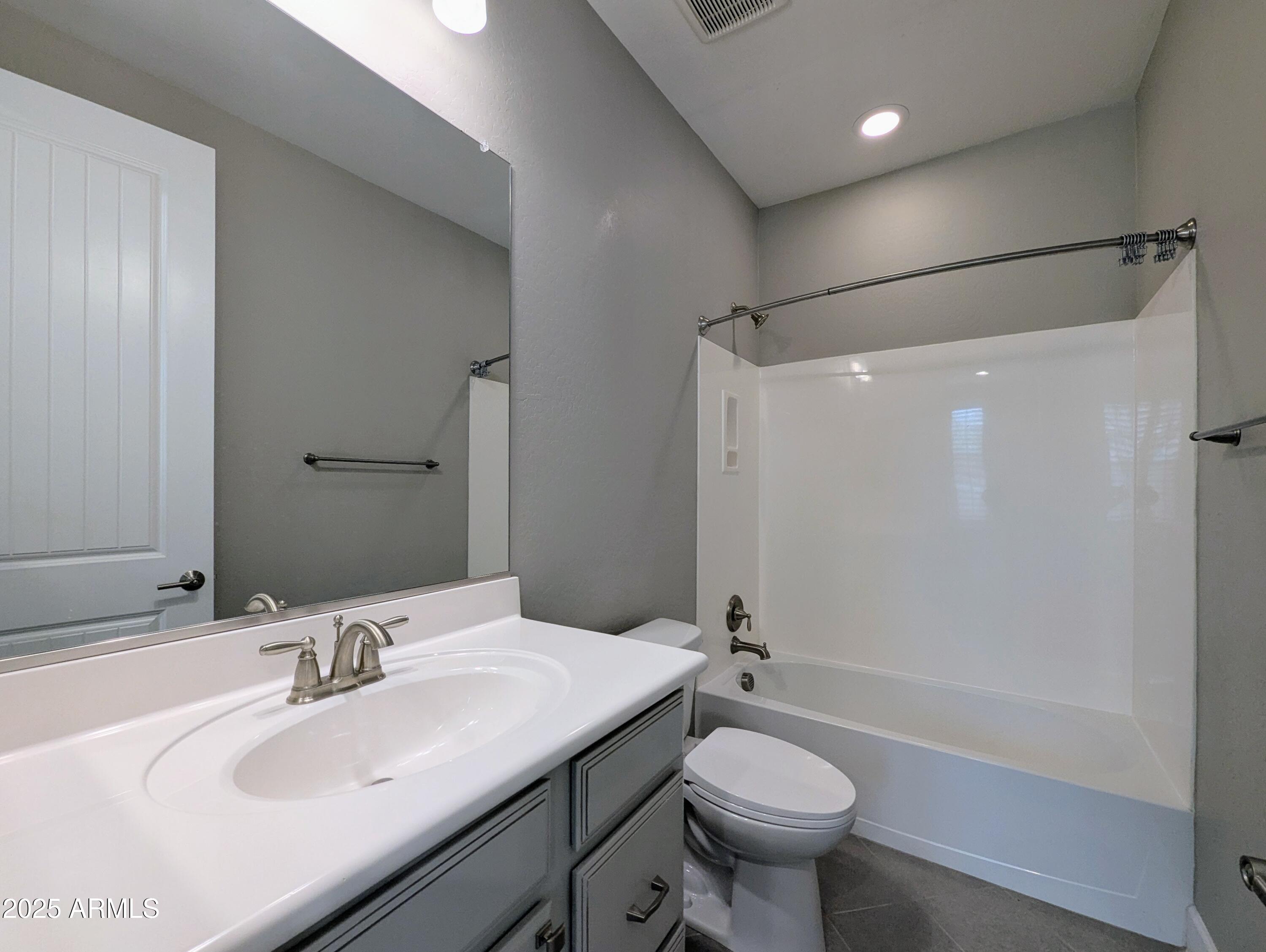 932 W YOSEMITE Drive