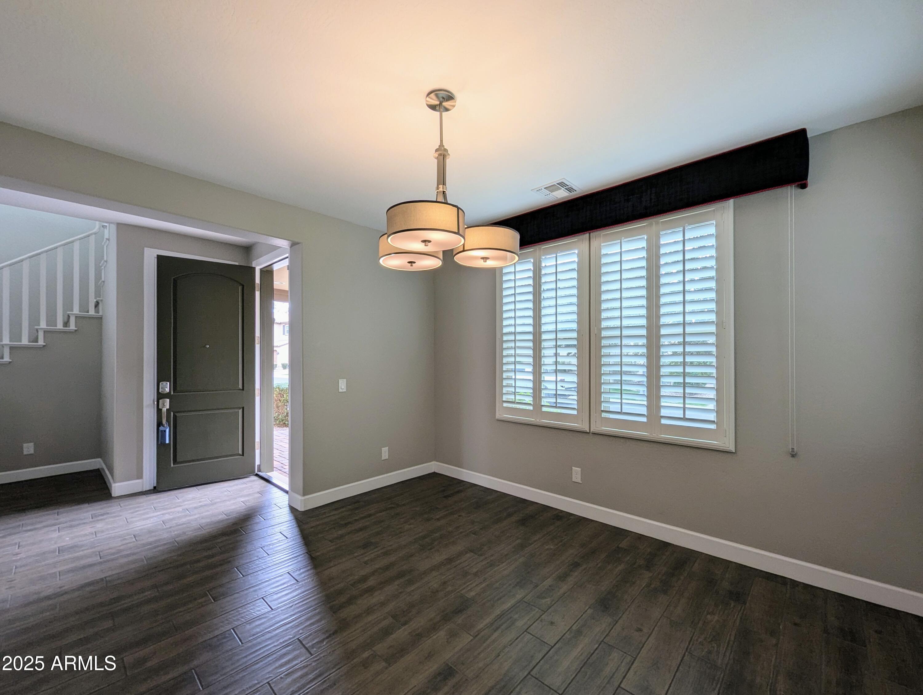 932 W YOSEMITE Drive