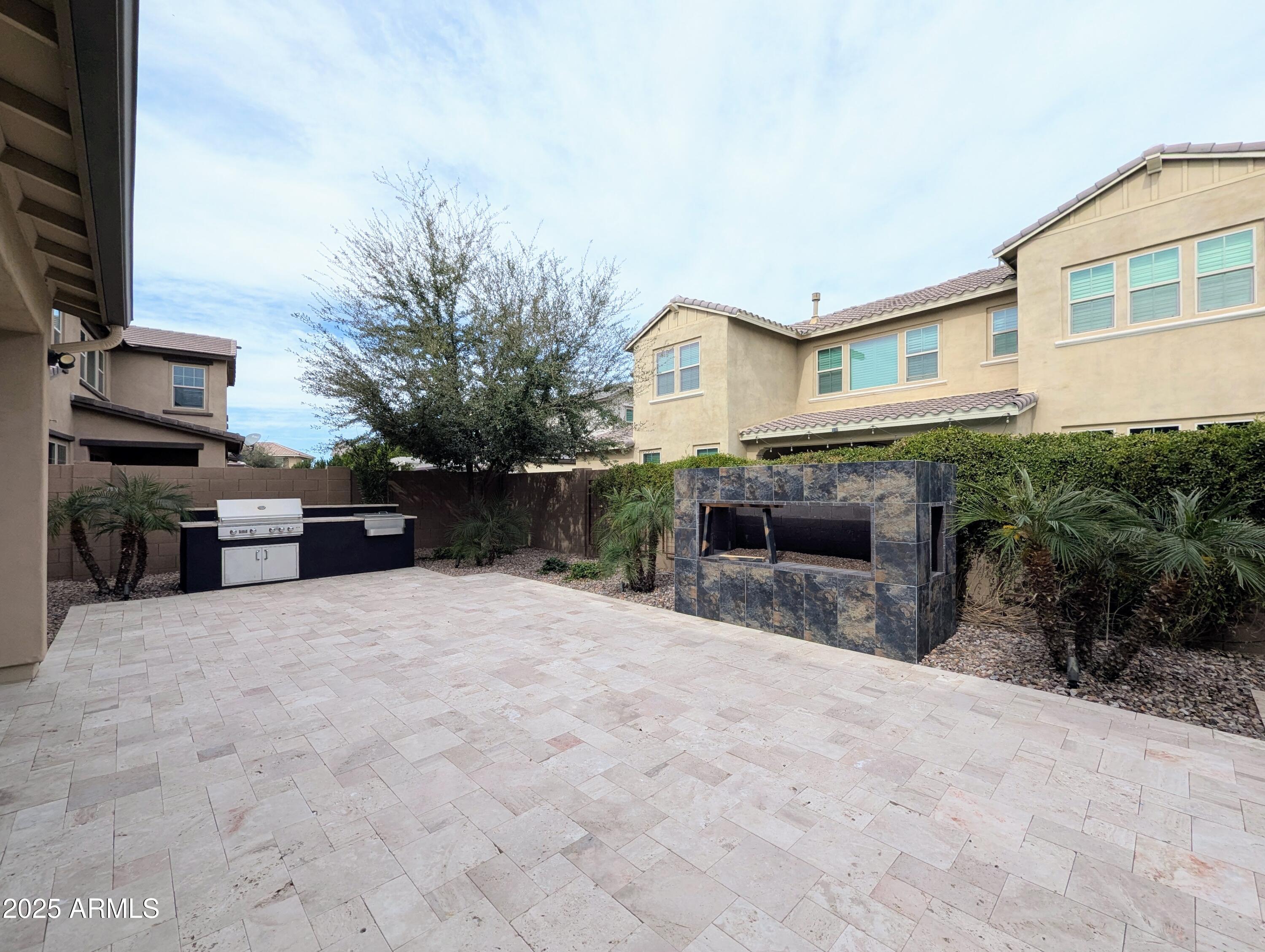 932 W YOSEMITE Drive