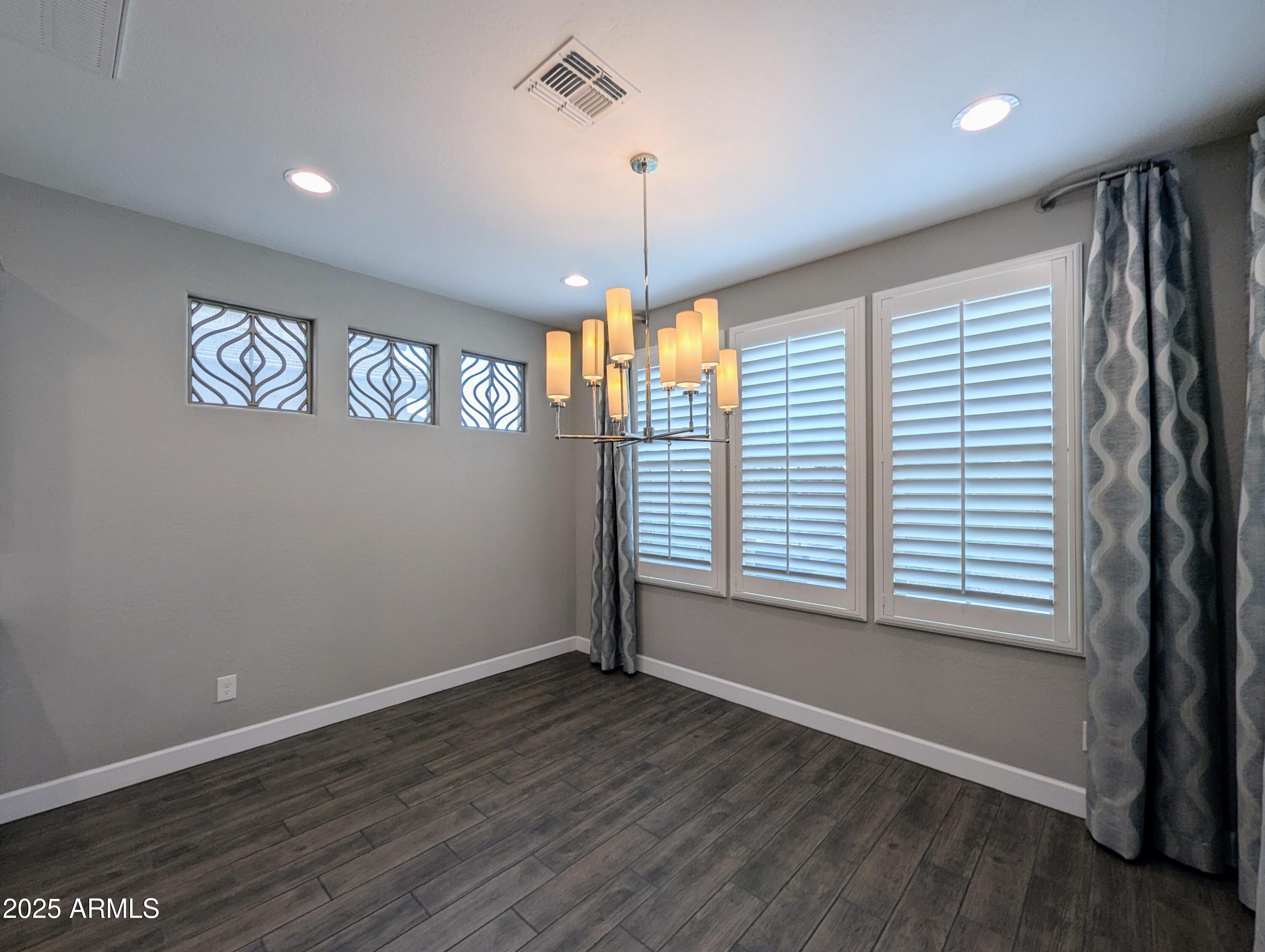 932 W YOSEMITE Drive