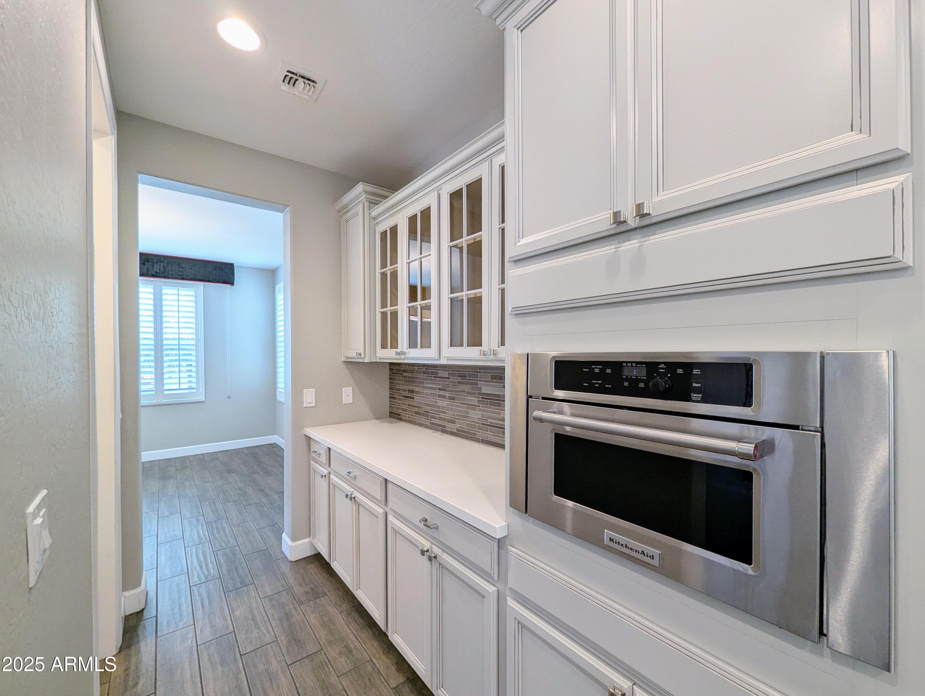 932 W YOSEMITE Drive