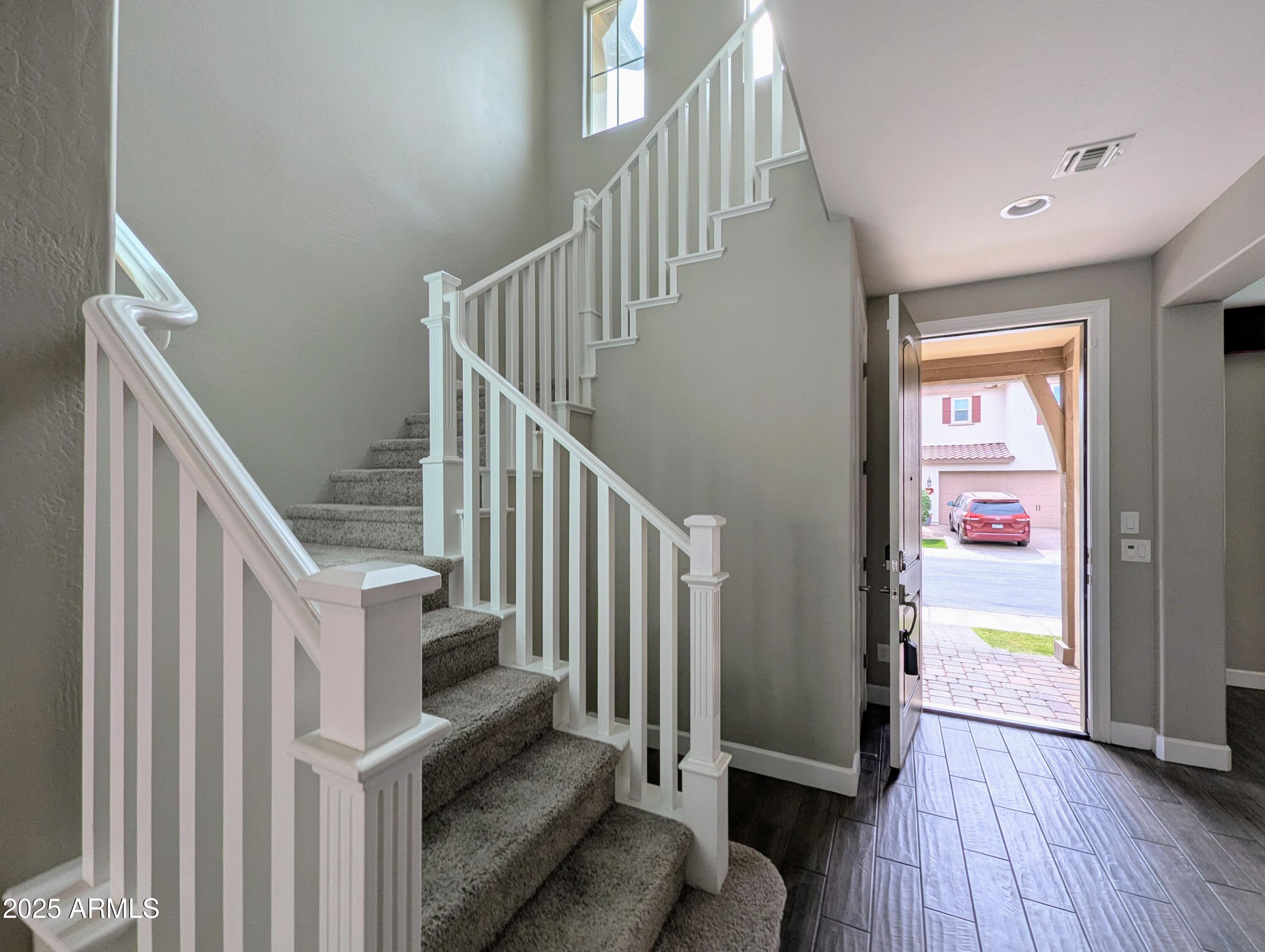 932 W YOSEMITE Drive