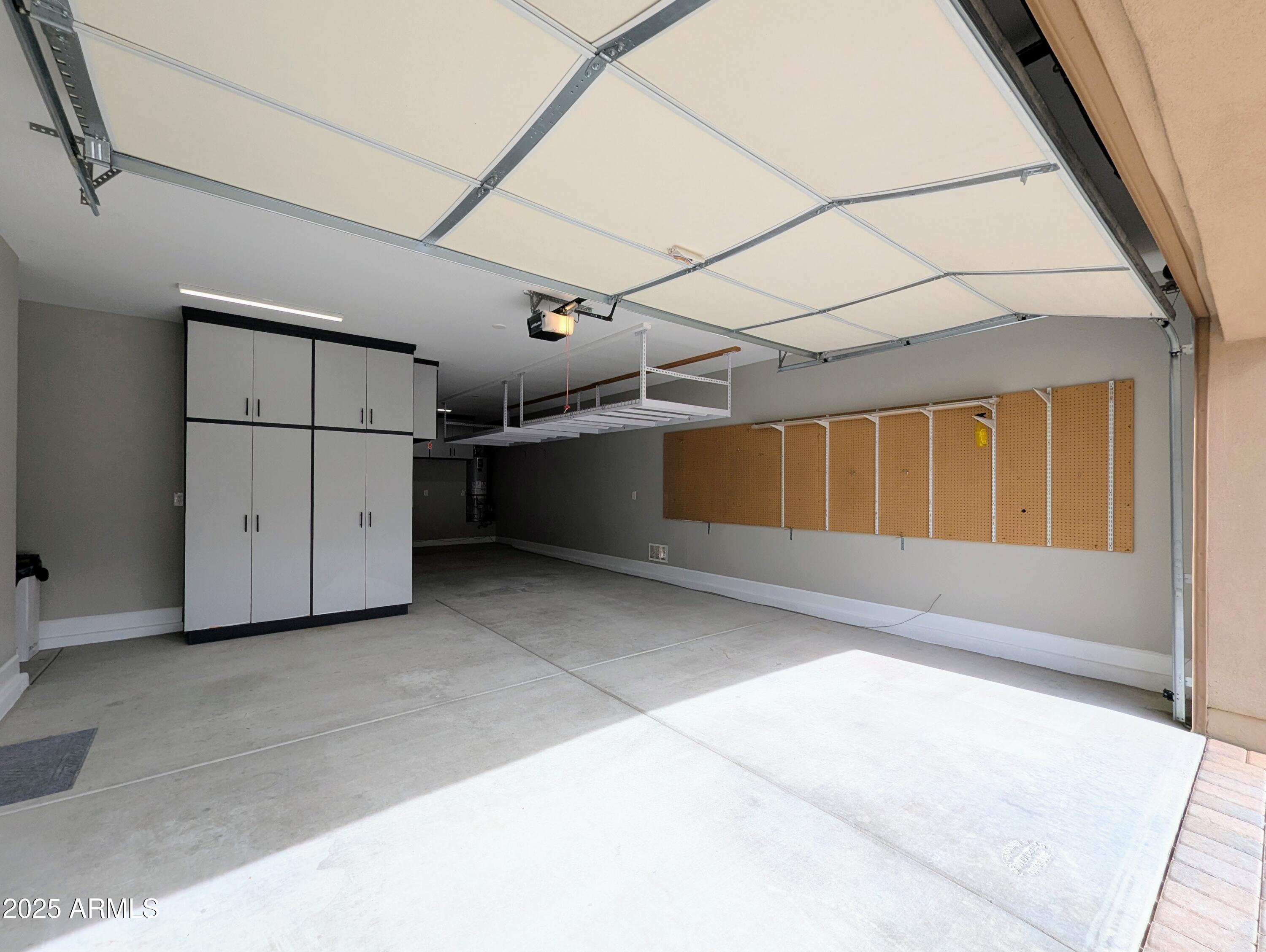 932 W YOSEMITE Drive