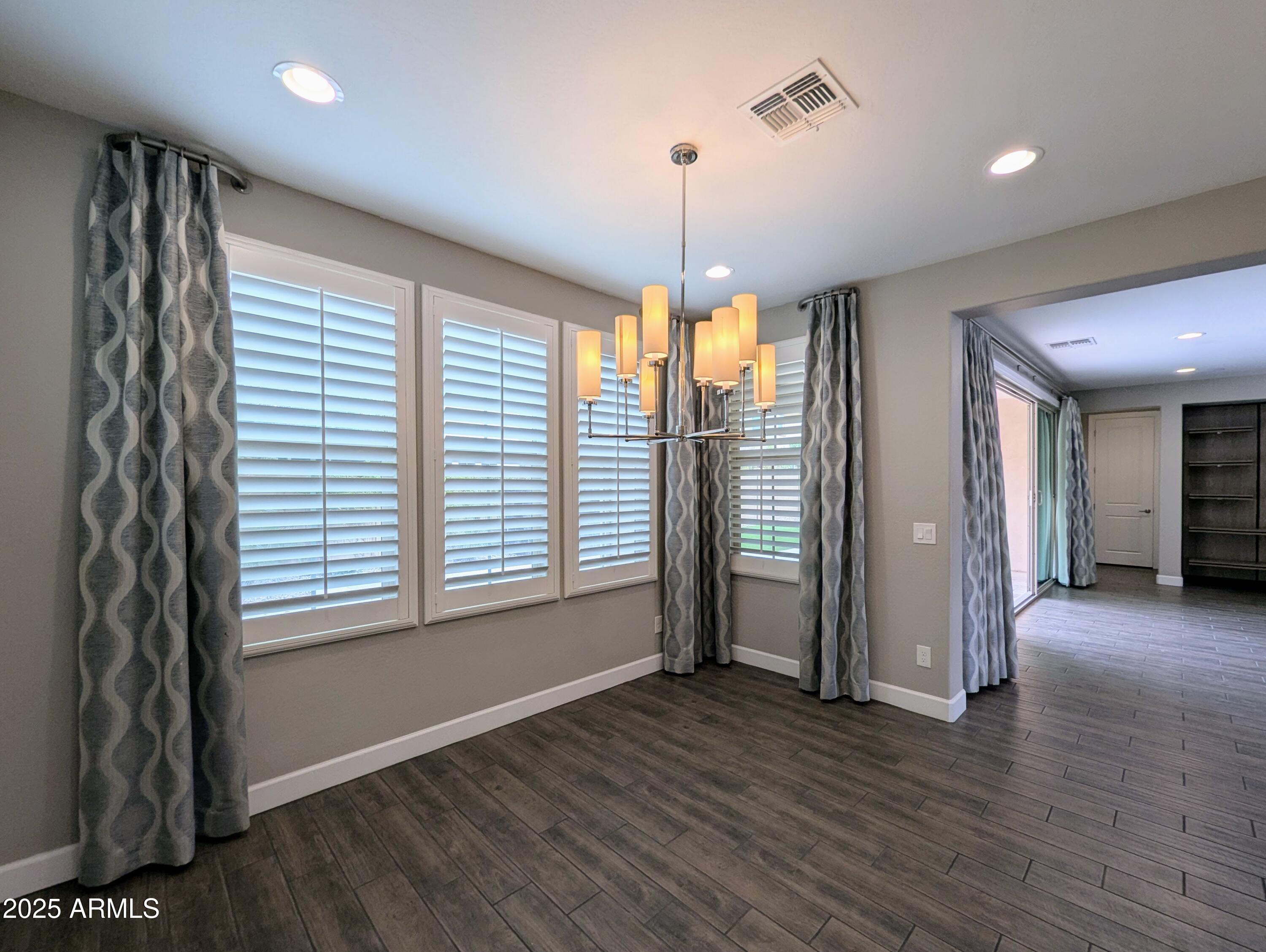 932 W YOSEMITE Drive