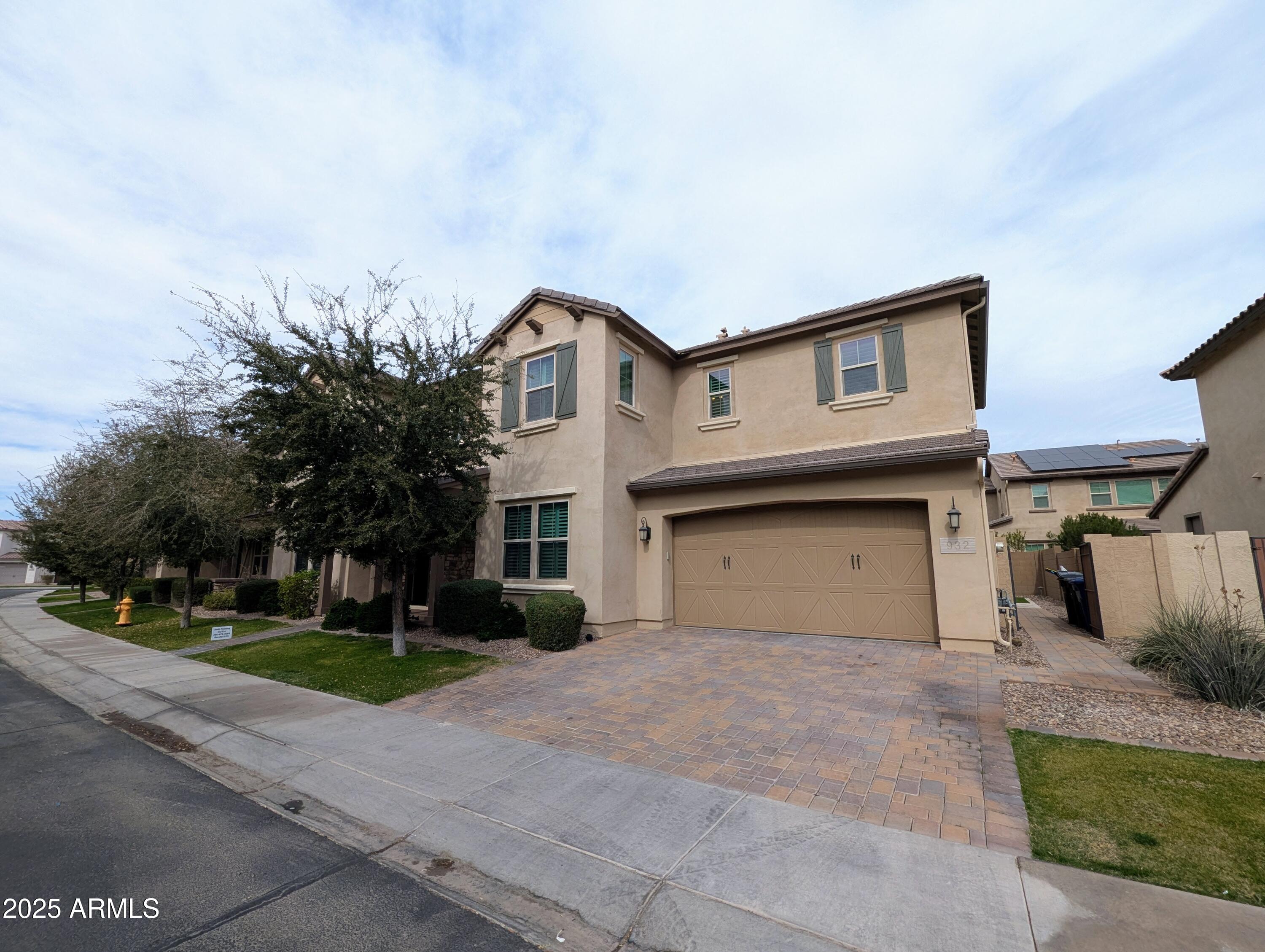 932 W YOSEMITE Drive