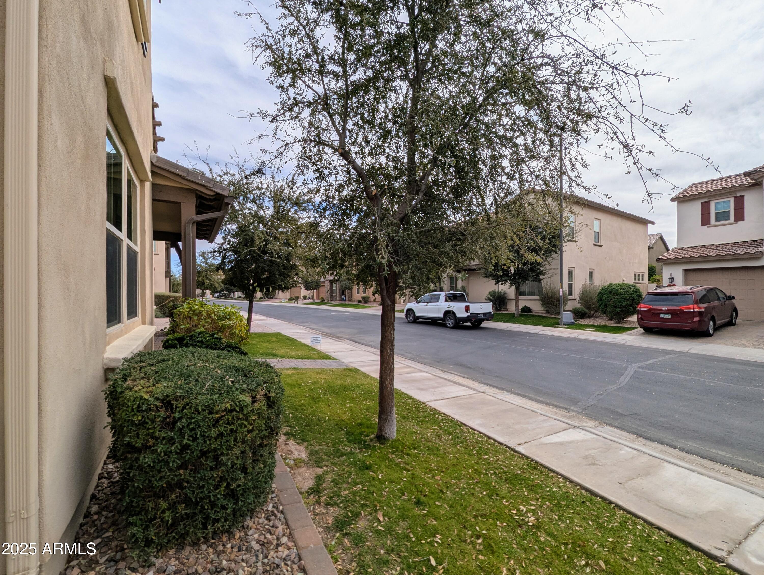 932 W YOSEMITE Drive