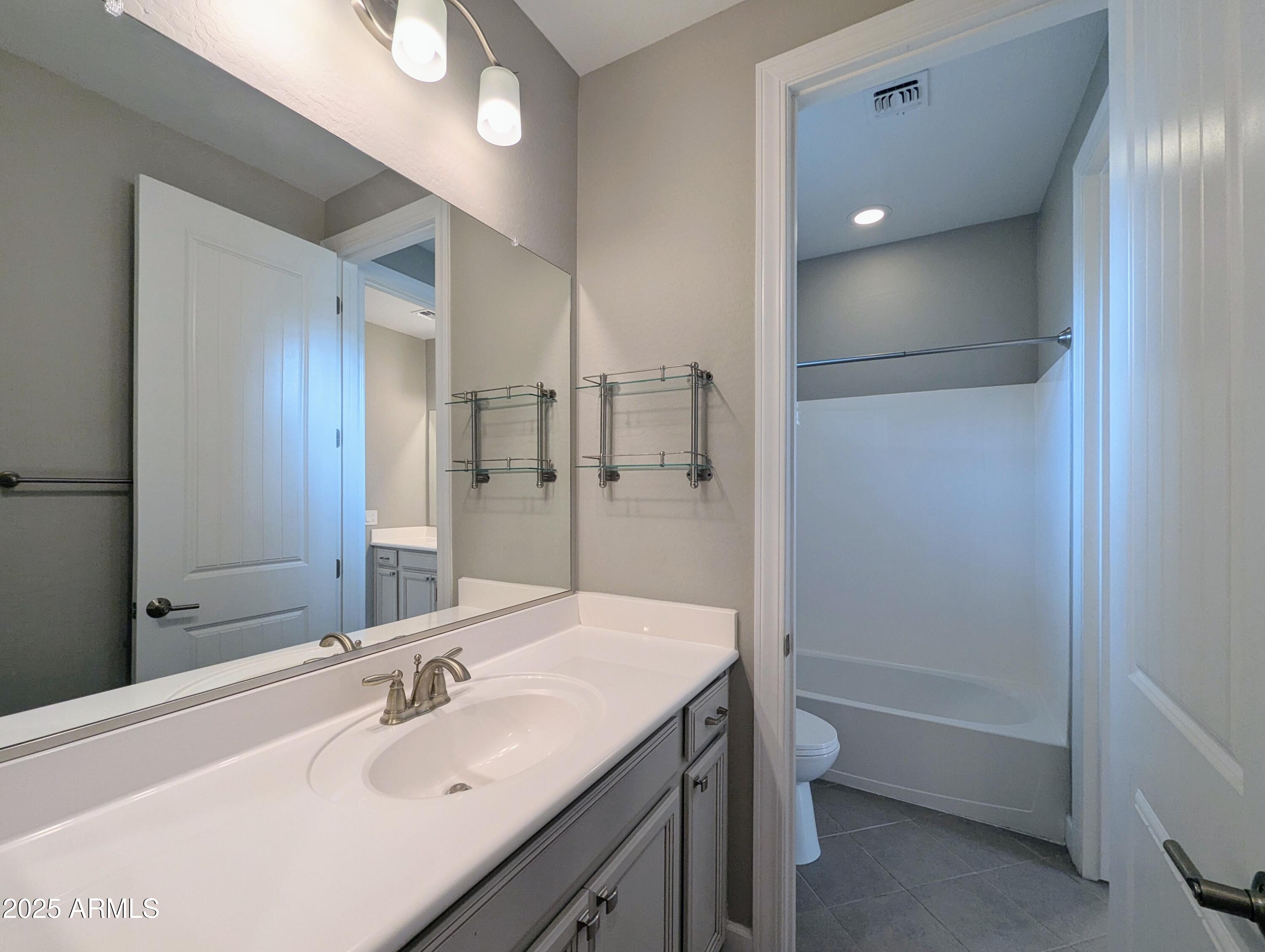 932 W YOSEMITE Drive