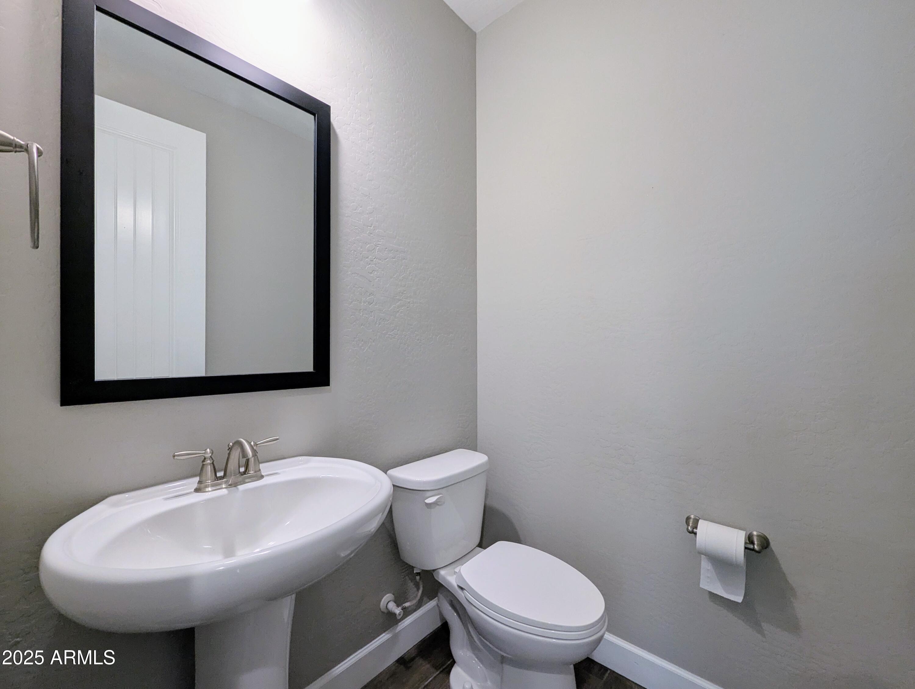 932 W YOSEMITE Drive