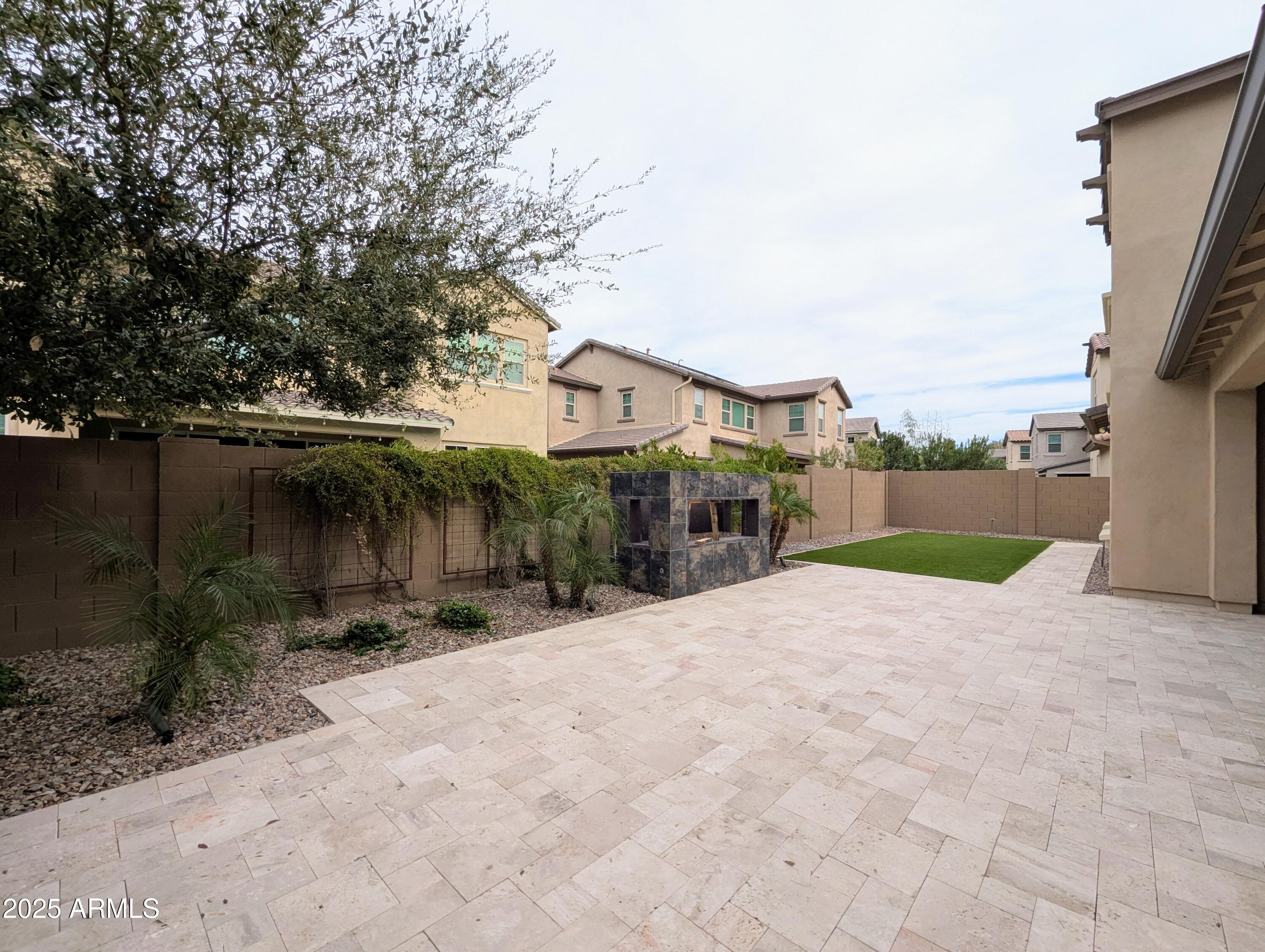 932 W YOSEMITE Drive