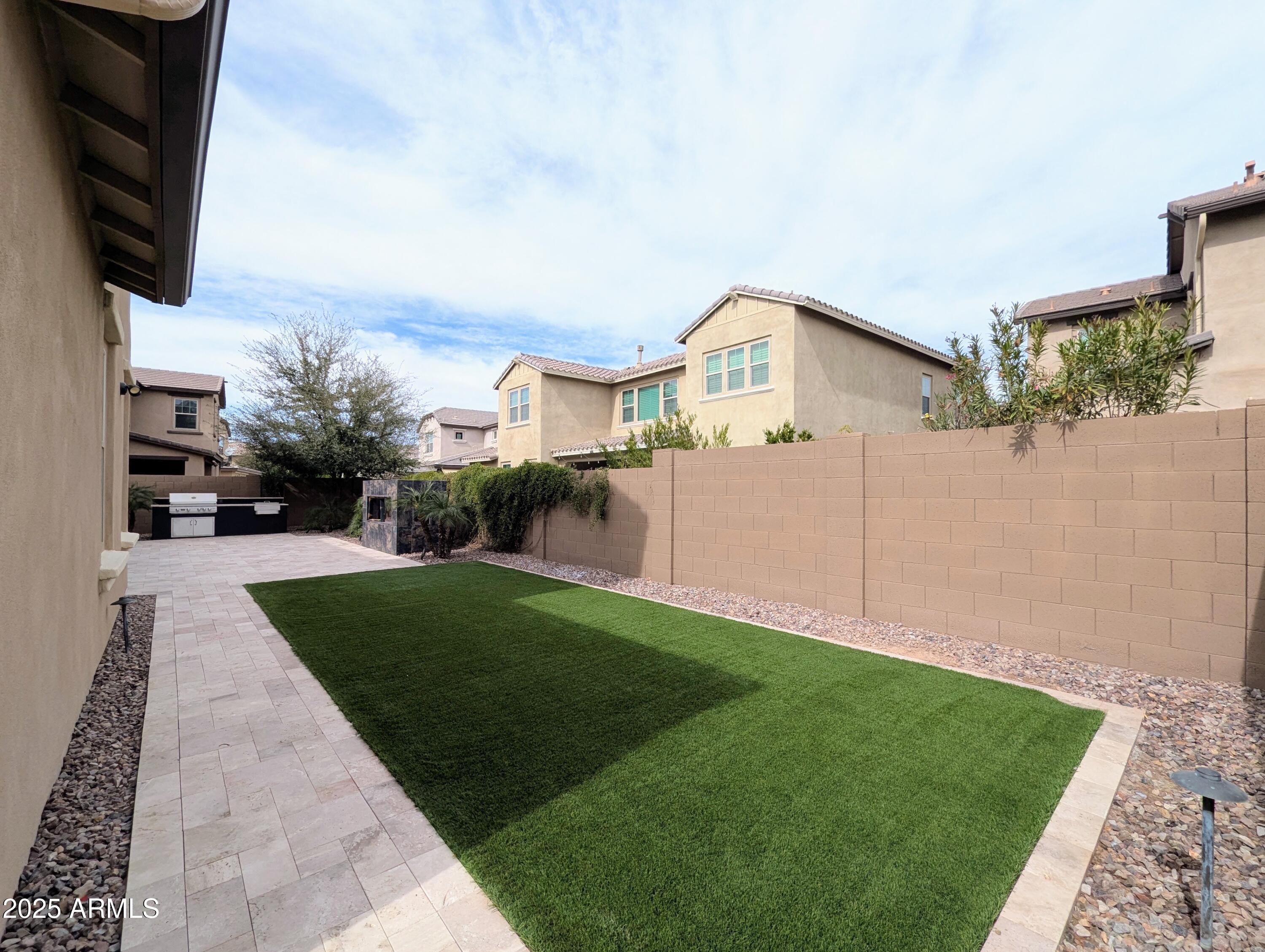 932 W YOSEMITE Drive