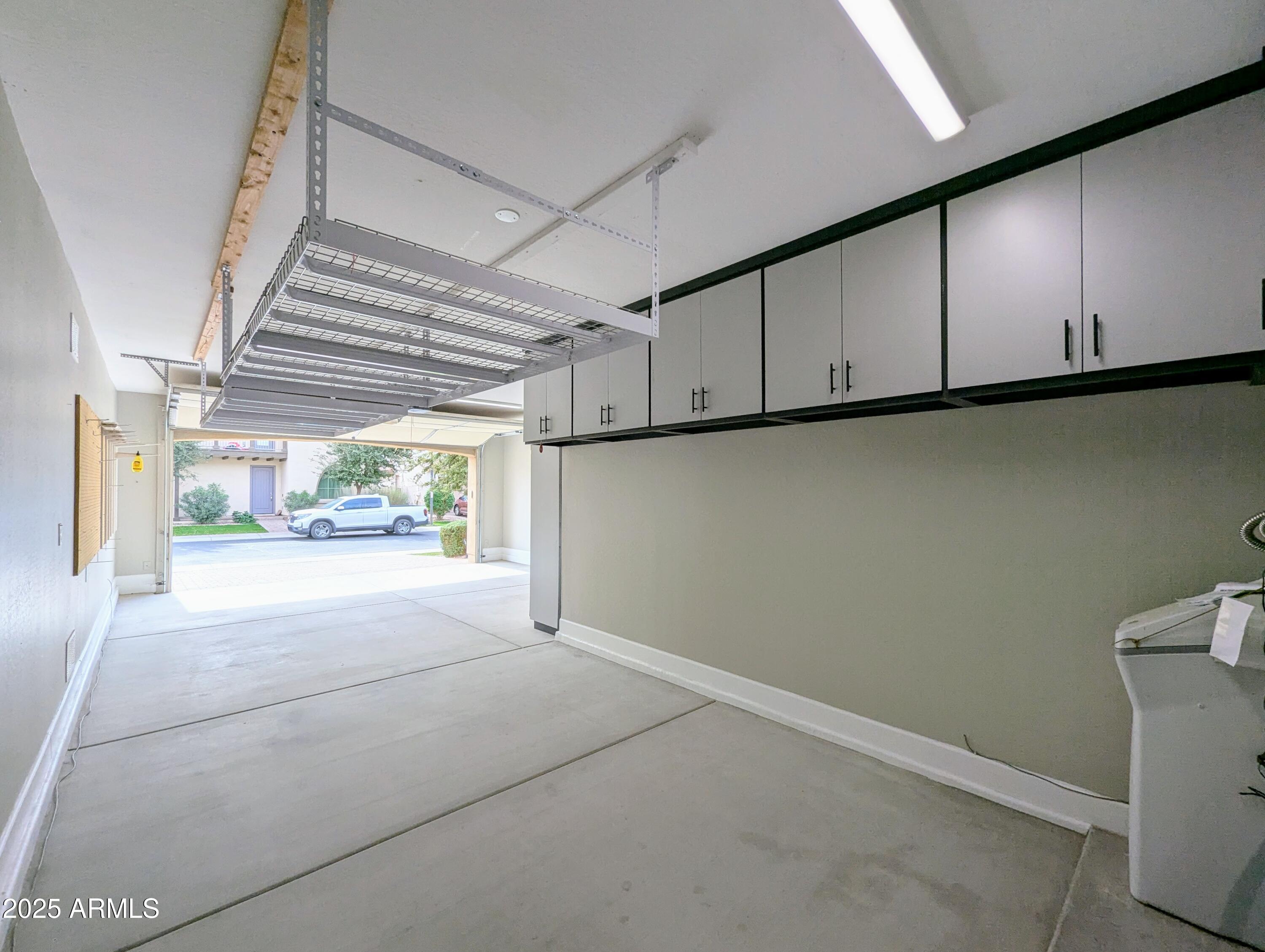 932 W YOSEMITE Drive