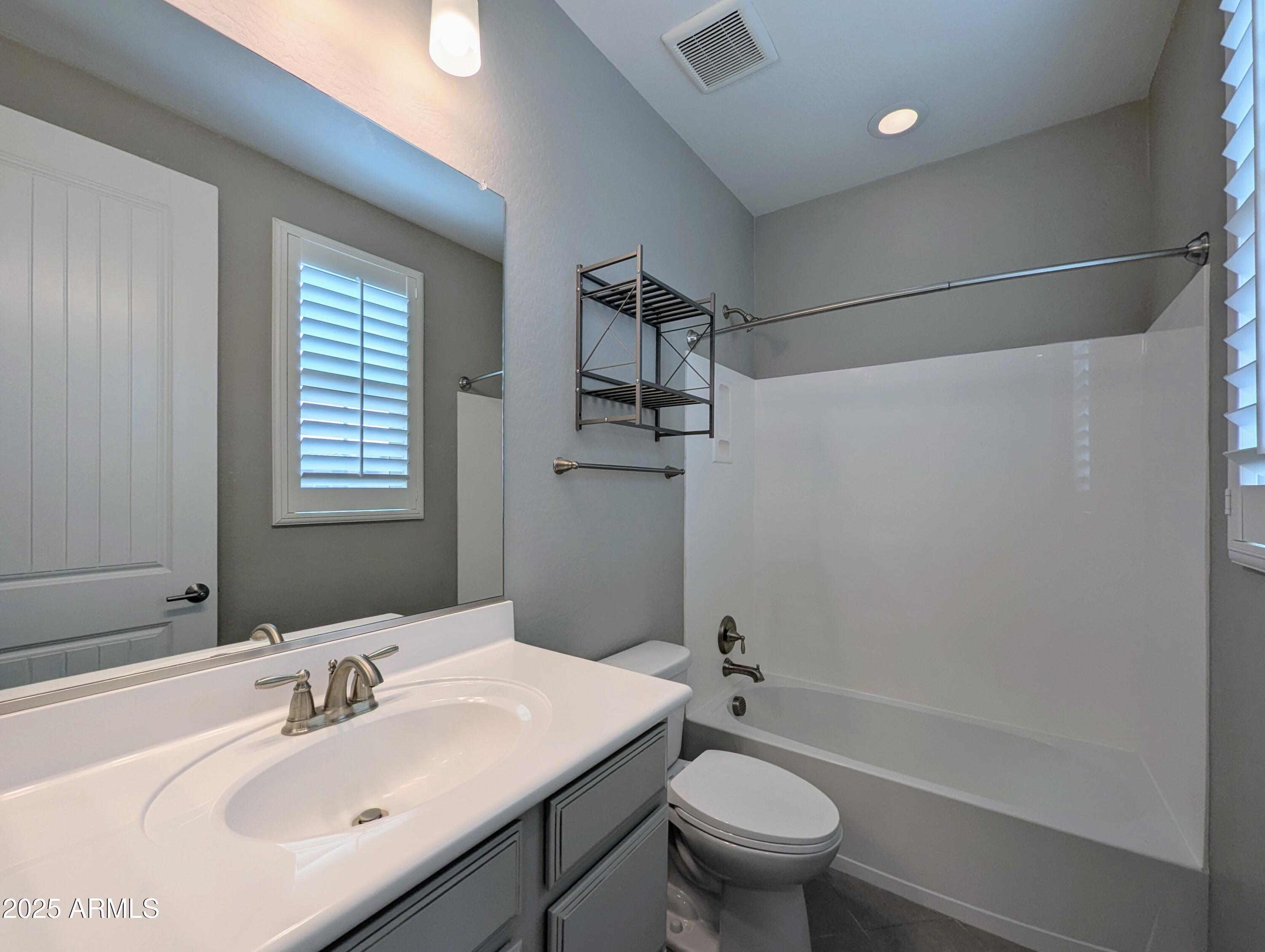 932 W YOSEMITE Drive