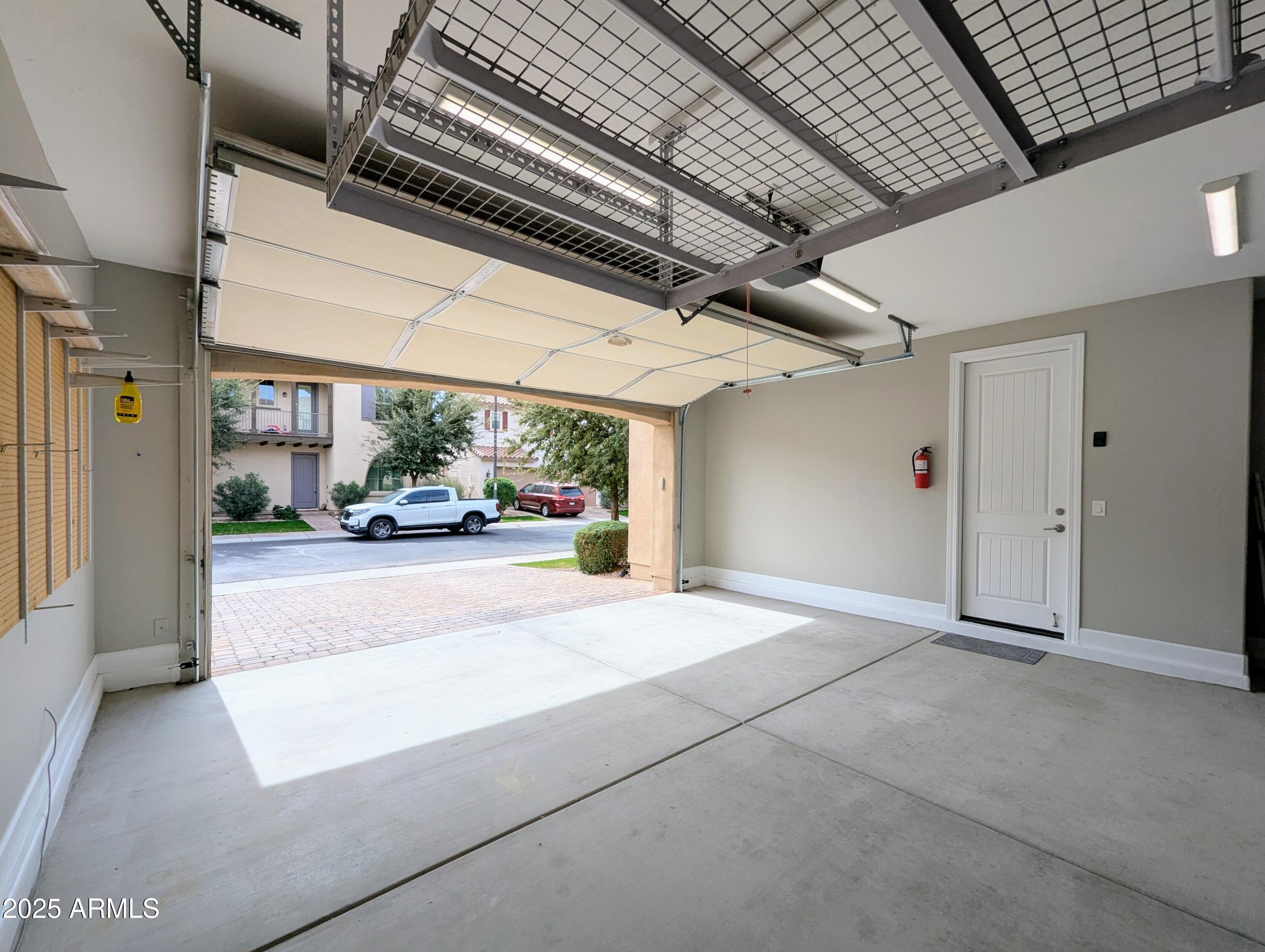 932 W YOSEMITE Drive