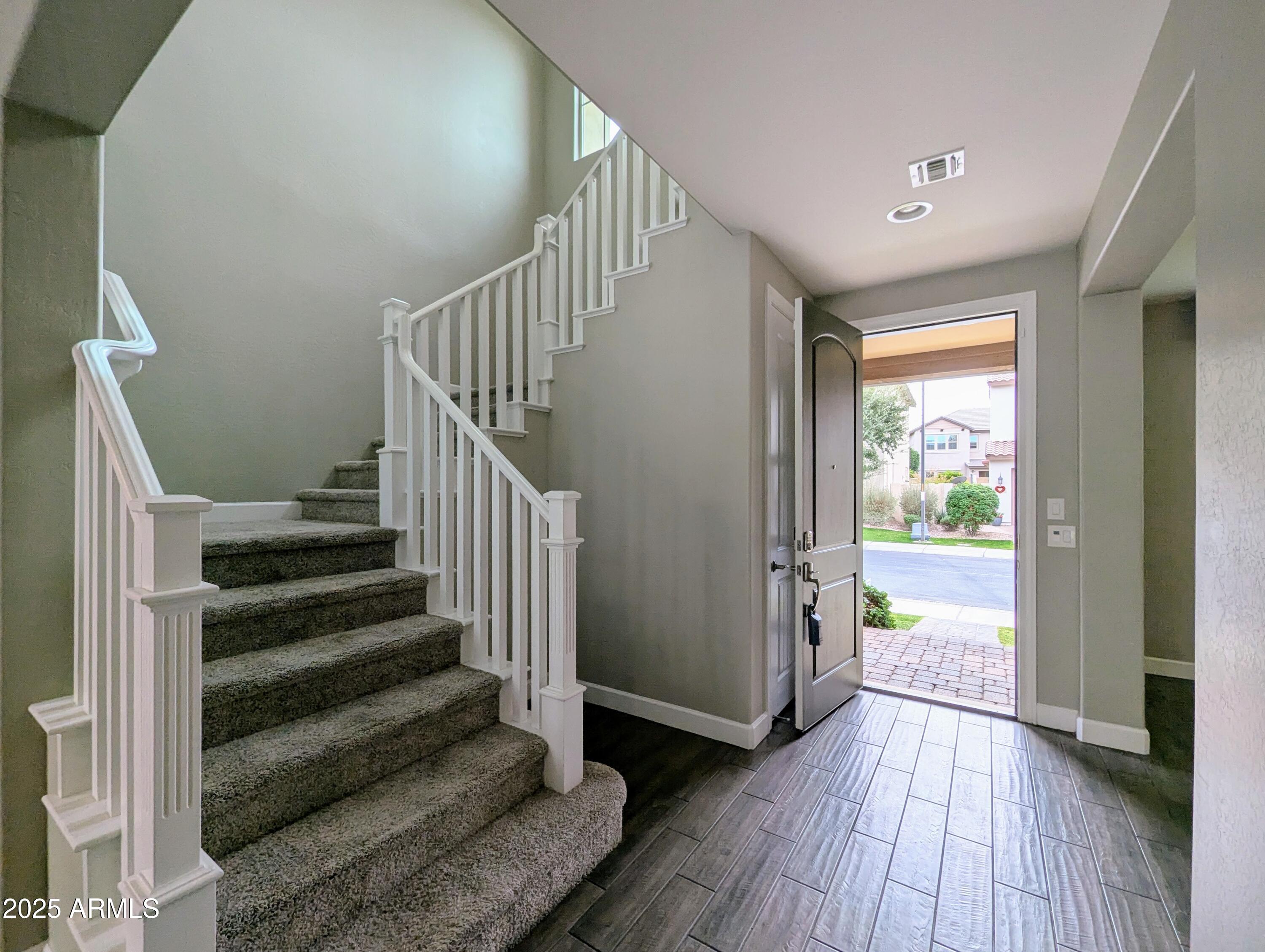 932 W YOSEMITE Drive