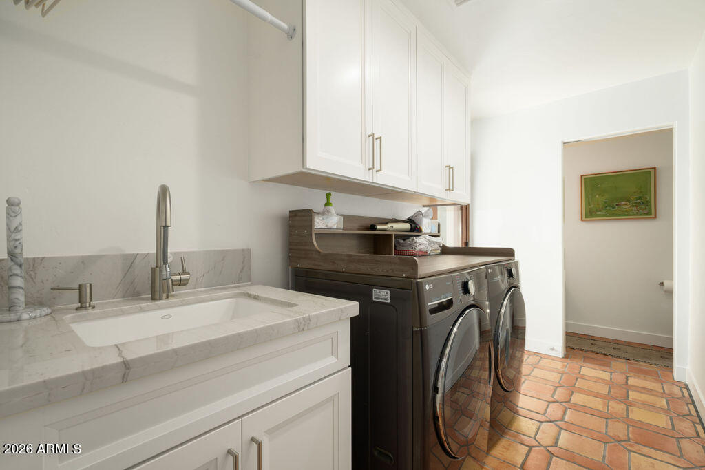 5602 N CAMELBACK CANYON Place