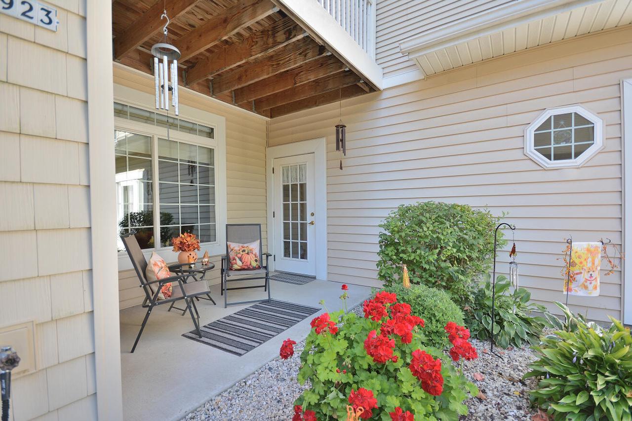 W398N5923 Autumn Woods DRIVE