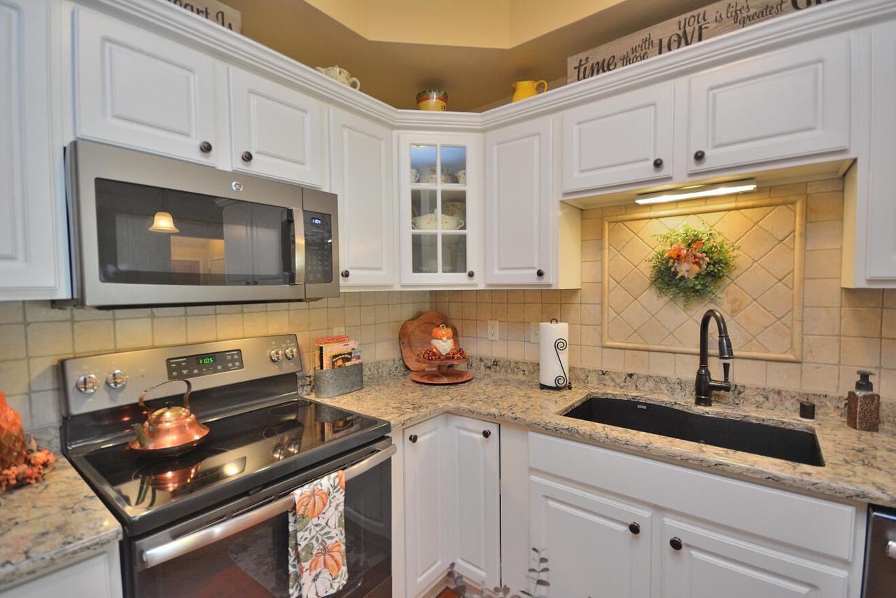 W398N5923 Autumn Woods DRIVE