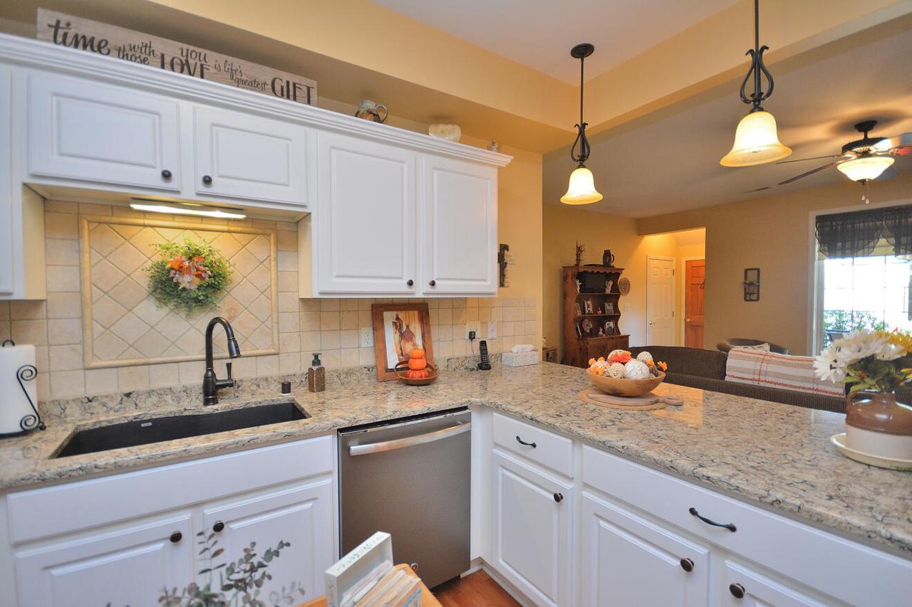 W398N5923 Autumn Woods DRIVE