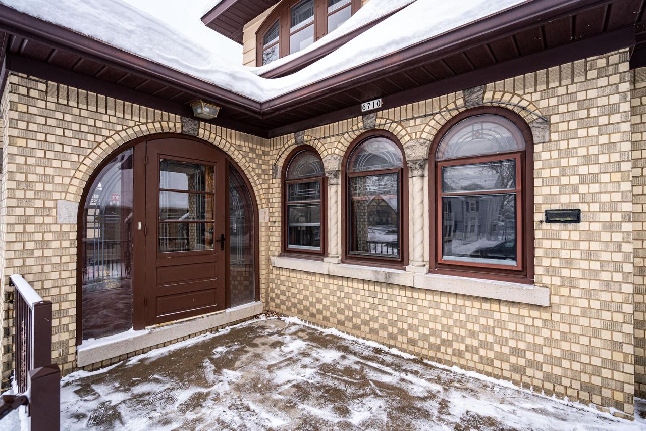 6710 W Monona Place
