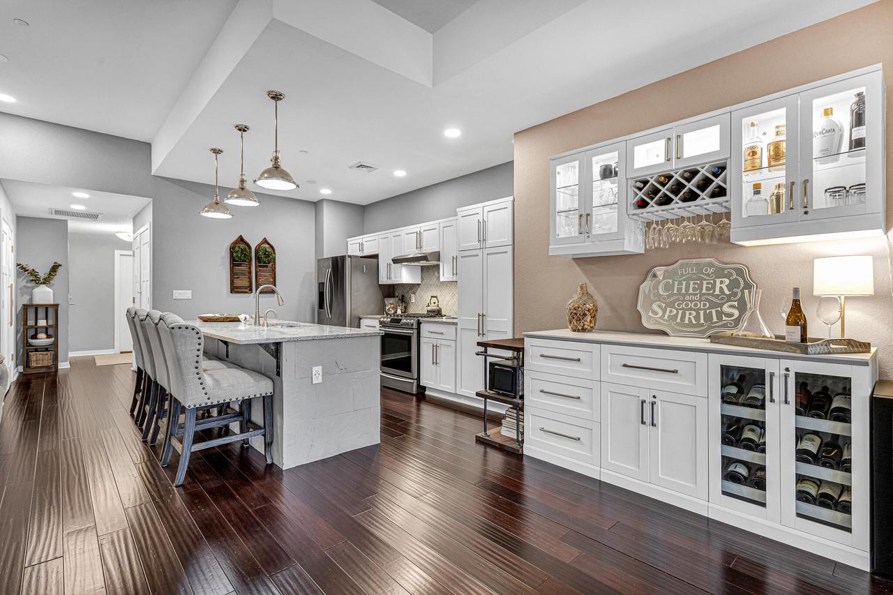 106 W Seeboth Street Unit: 520