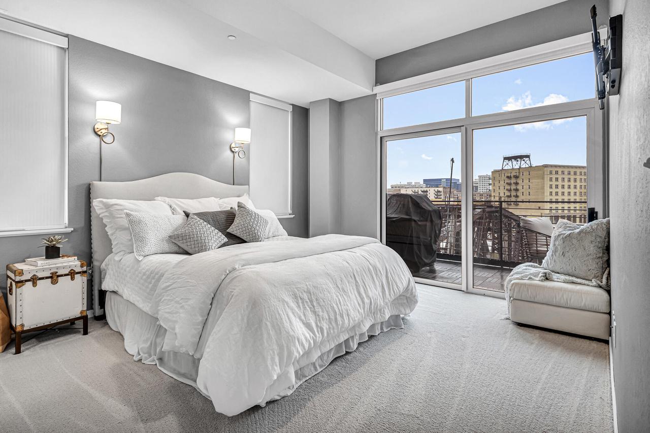 106 W Seeboth Street Unit: 520