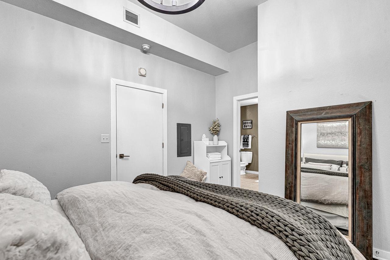 106 W Seeboth Street Unit: 520