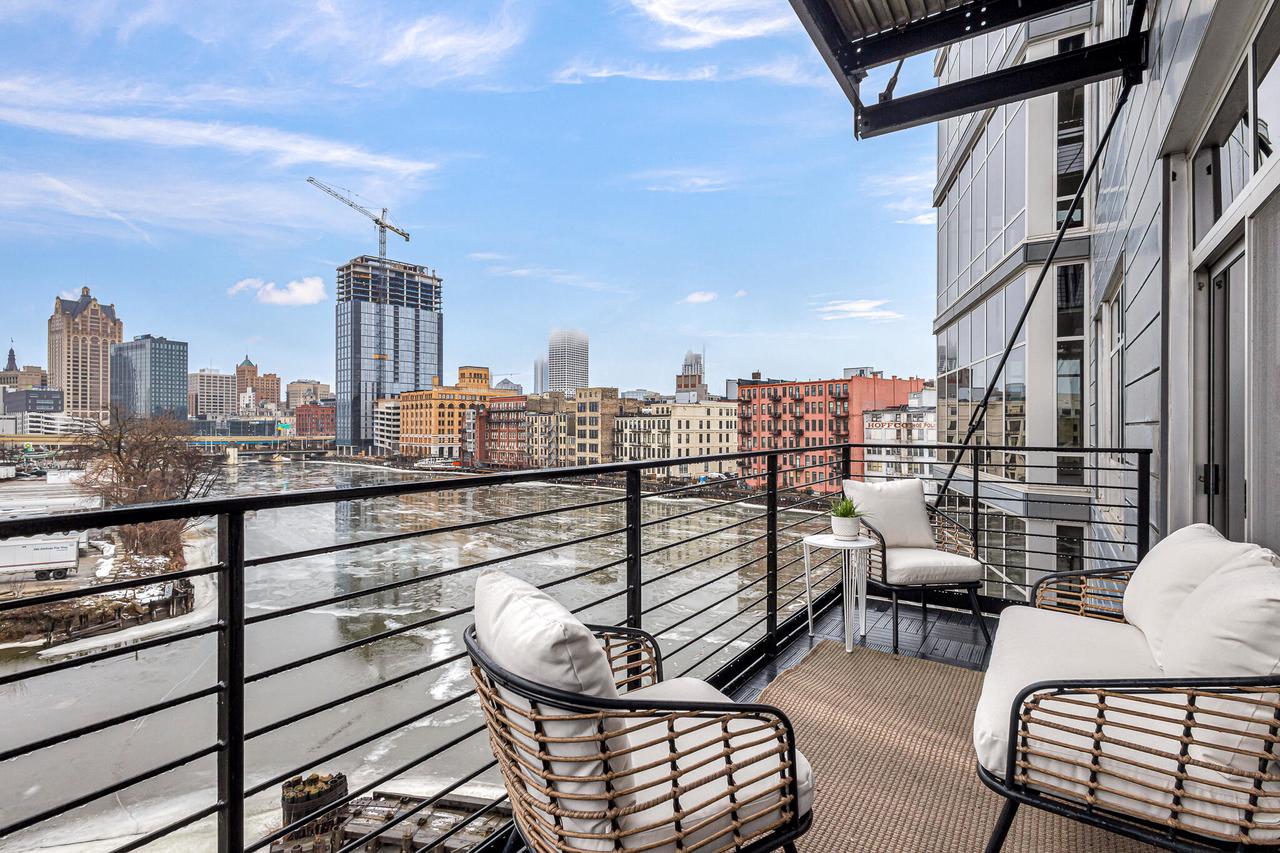 106 W Seeboth Street Unit: 520