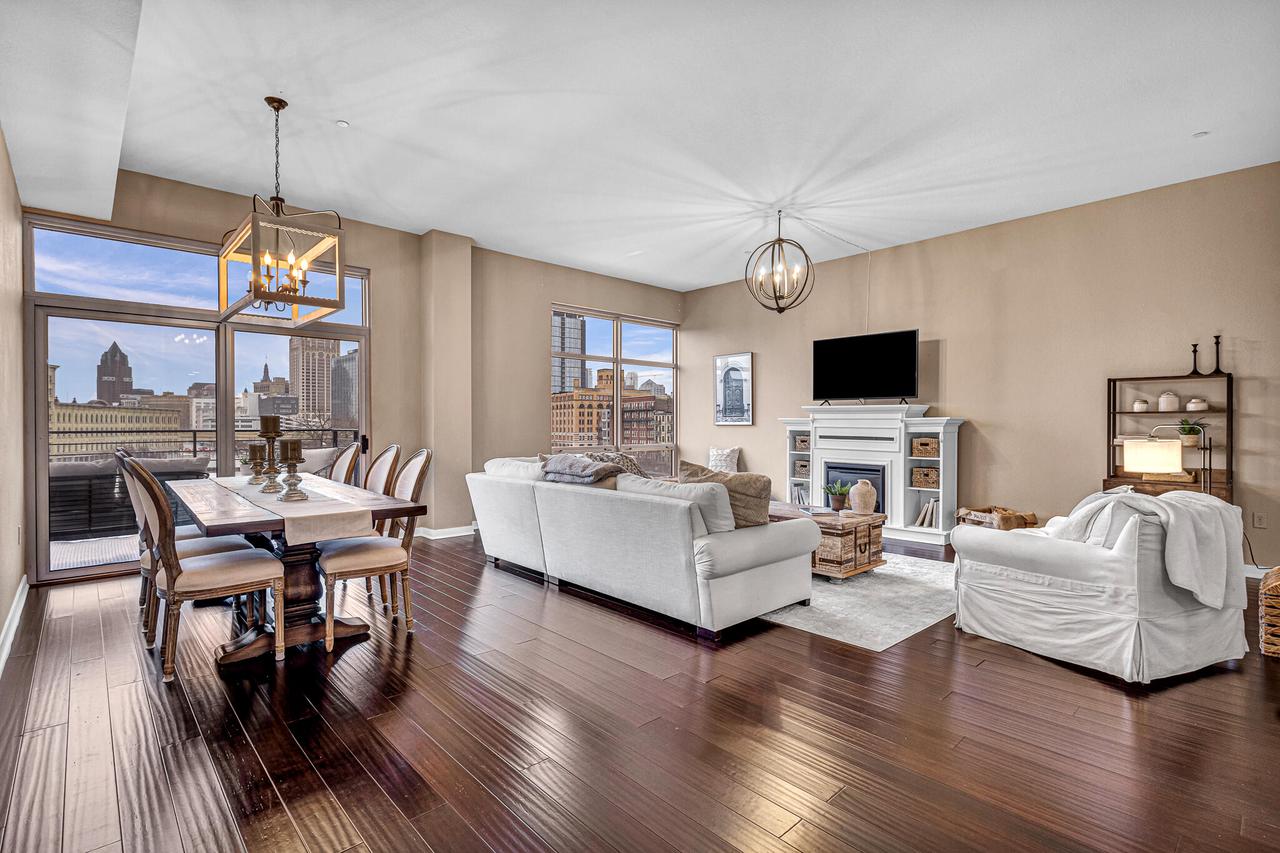 106 W Seeboth Street Unit: 520